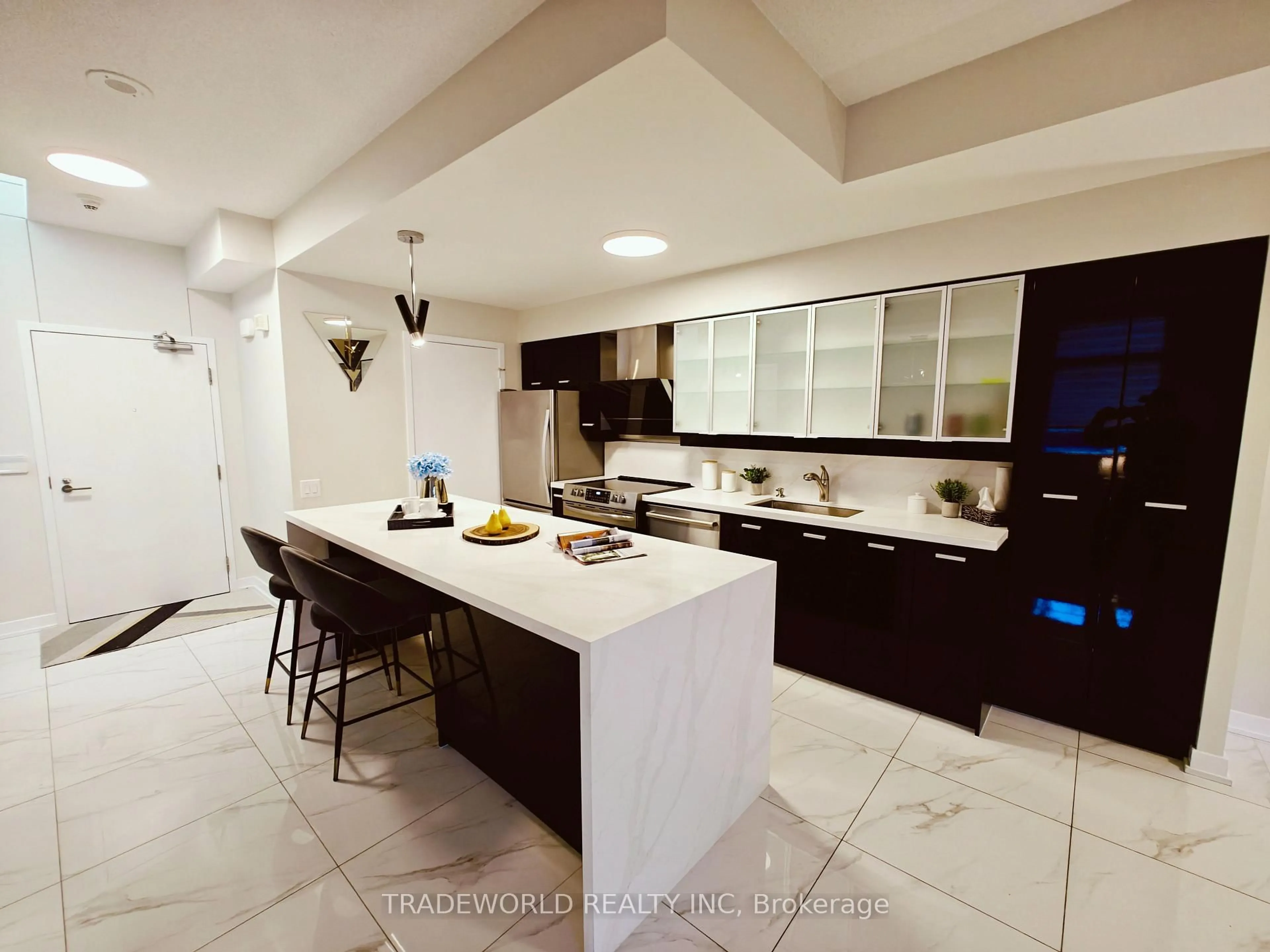 Open concept kitchen, ceramic/tile floor for 19 Singer Crt #Th10, Toronto Ontario M2K 0B2