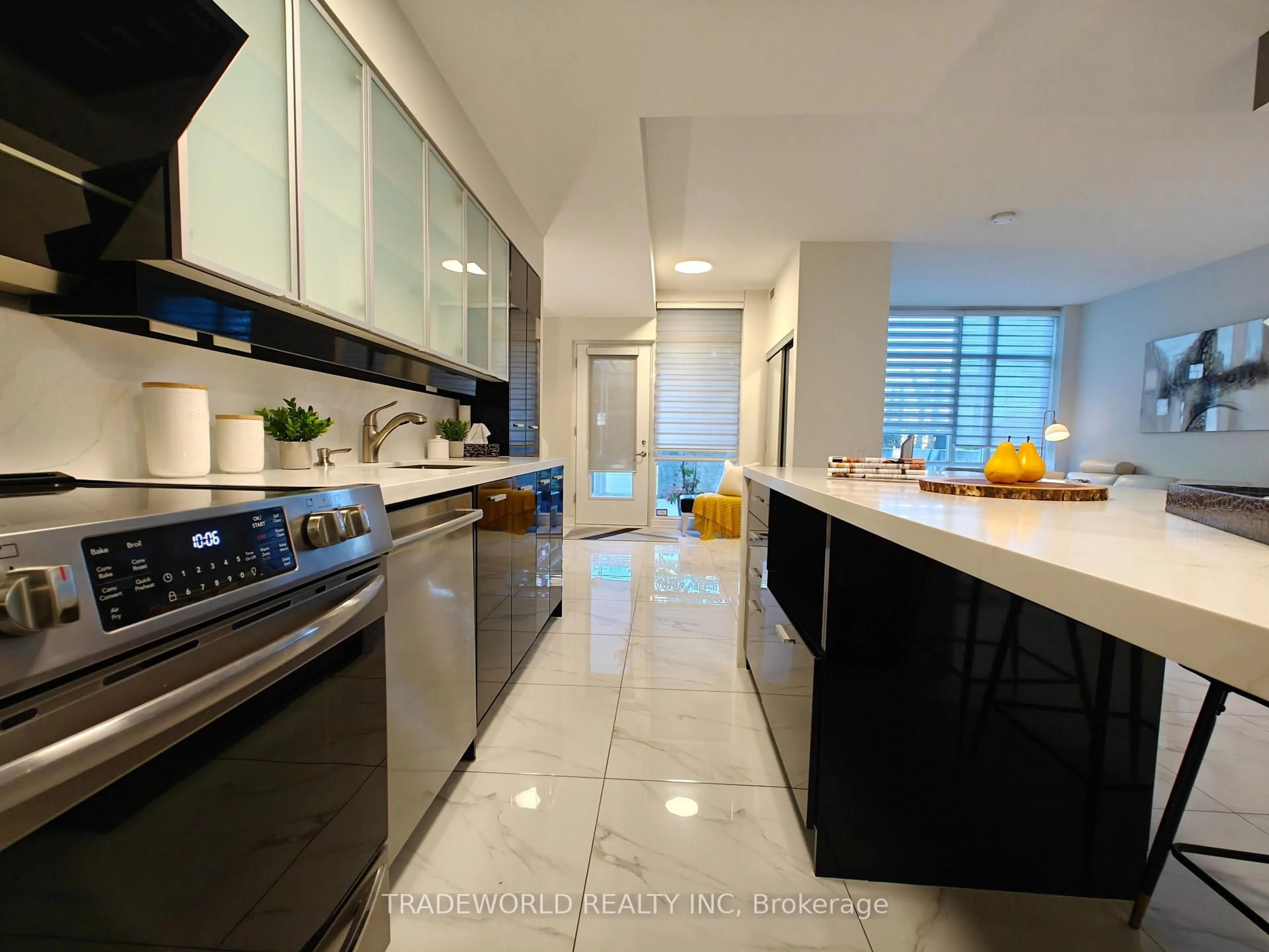 Contemporary kitchen, ceramic/tile floor for 19 Singer Crt #Th10, Toronto Ontario M2K 0B2