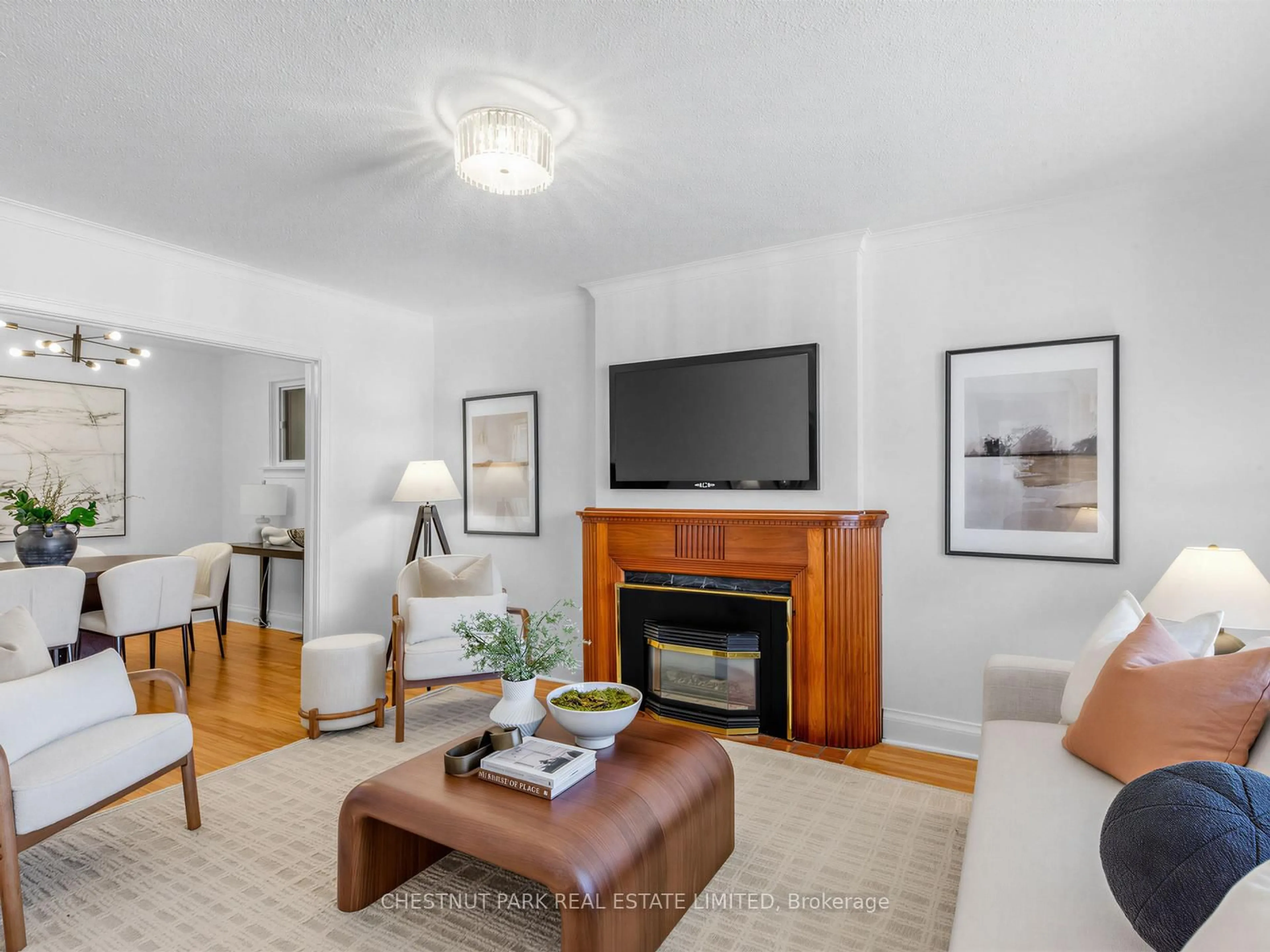 Living room with furniture, unknown for 27 Amherst Ave, Toronto Ontario M6E 1Z2