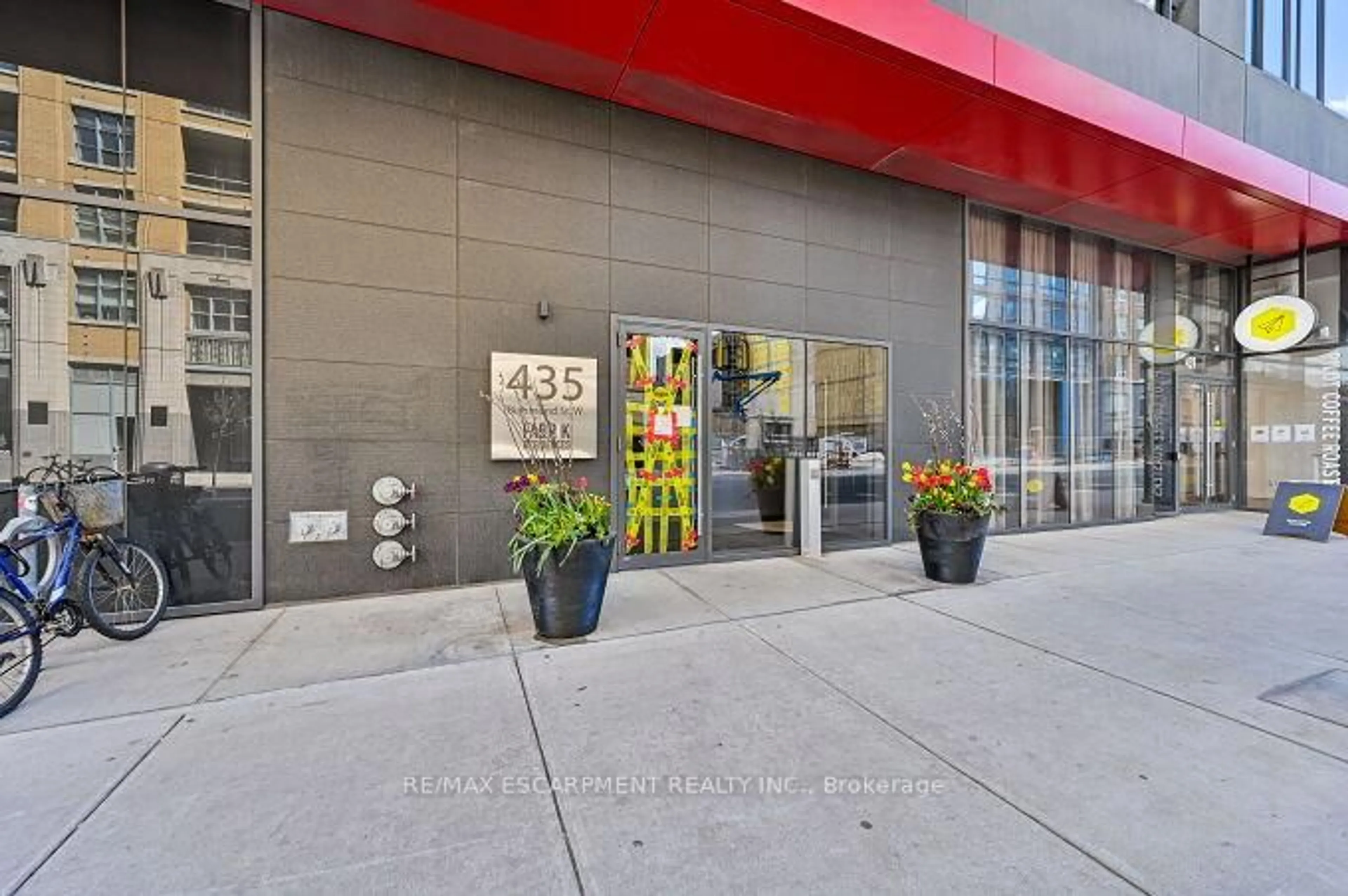 Indoor foyer for 435 Richmond St #714, Toronto Ontario M4V 3S6
