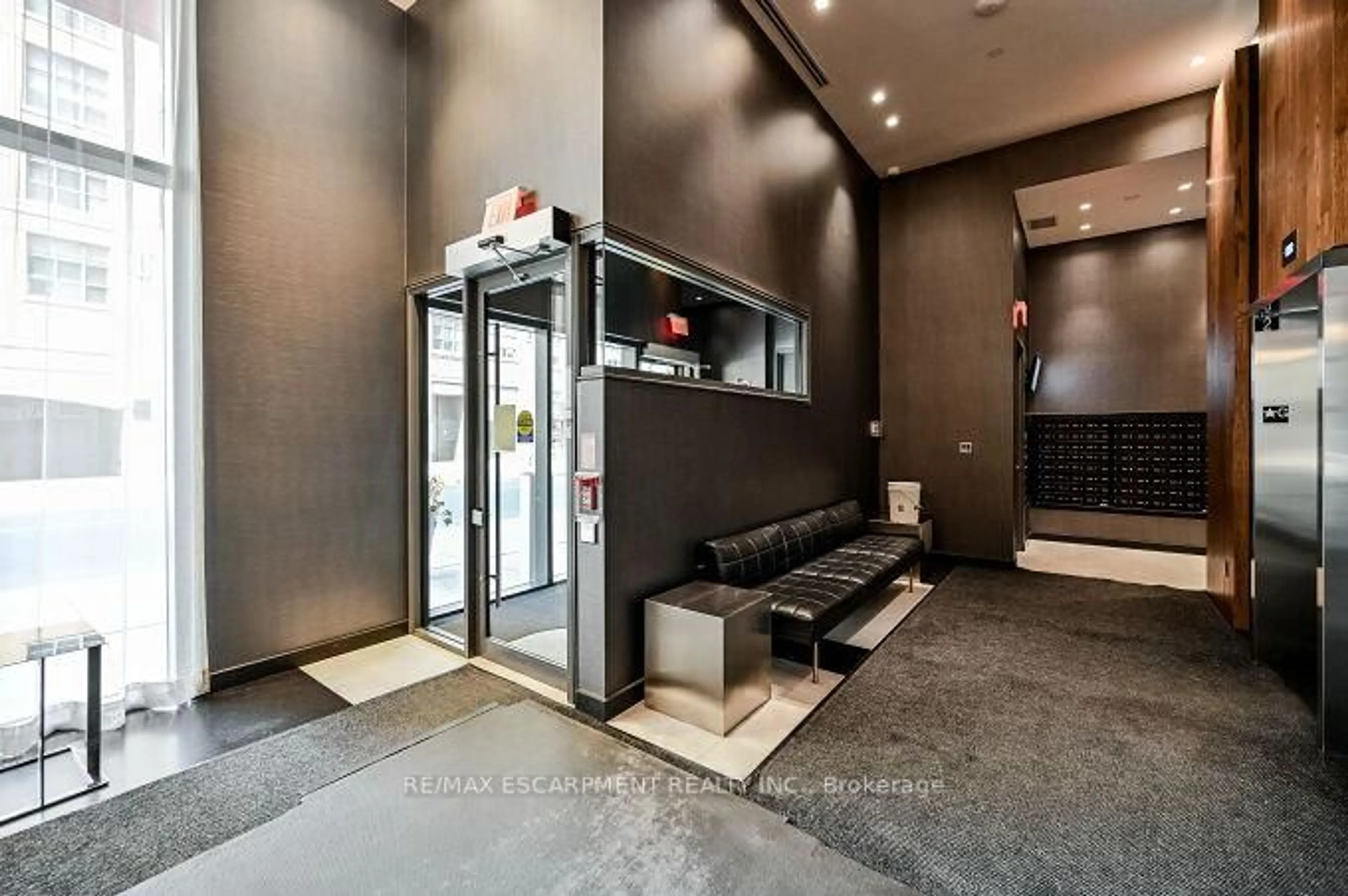 Indoor foyer for 435 Richmond St #714, Toronto Ontario M4V 3S6