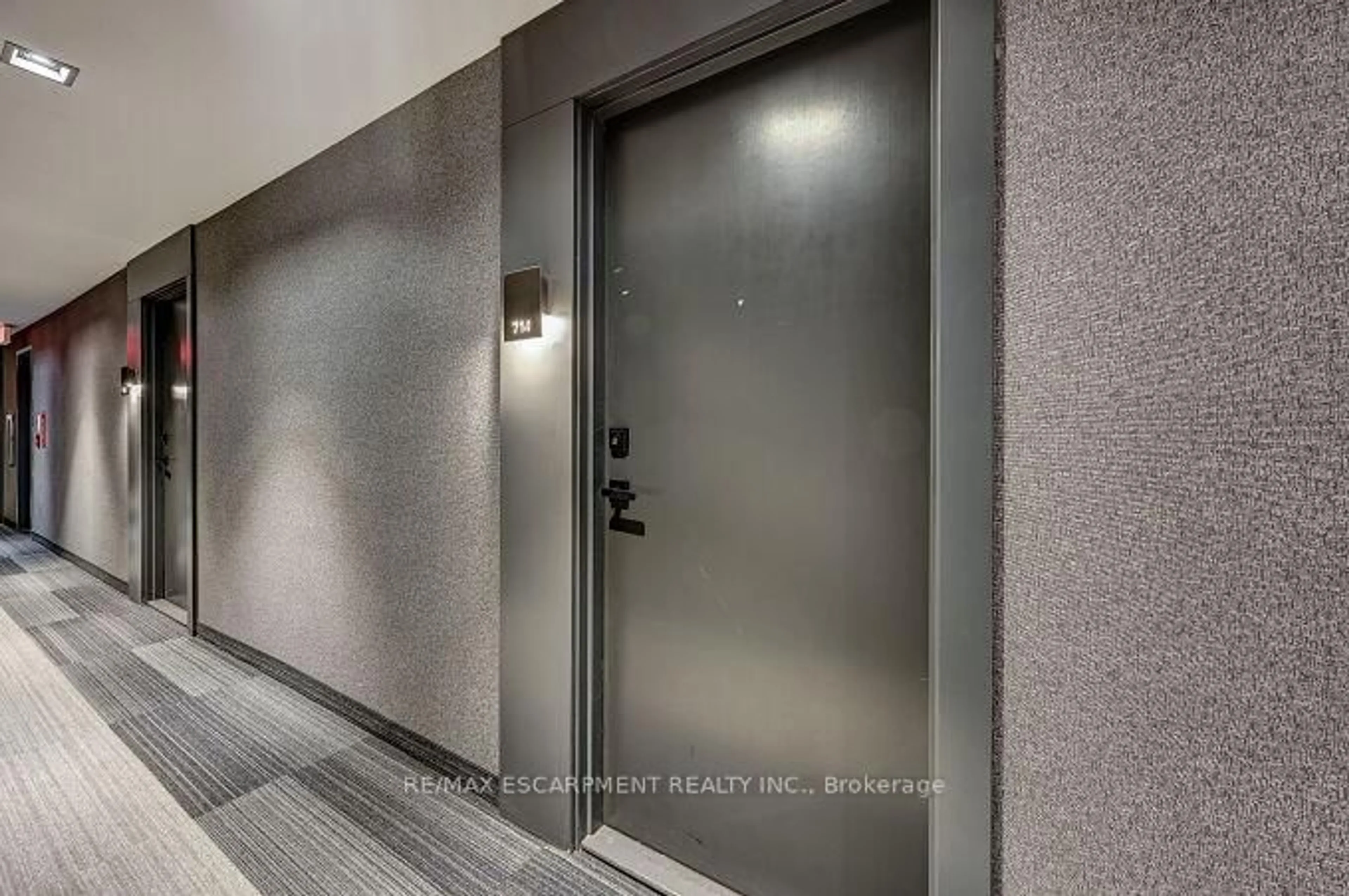 Indoor foyer for 435 Richmond St #714, Toronto Ontario M4V 3S6