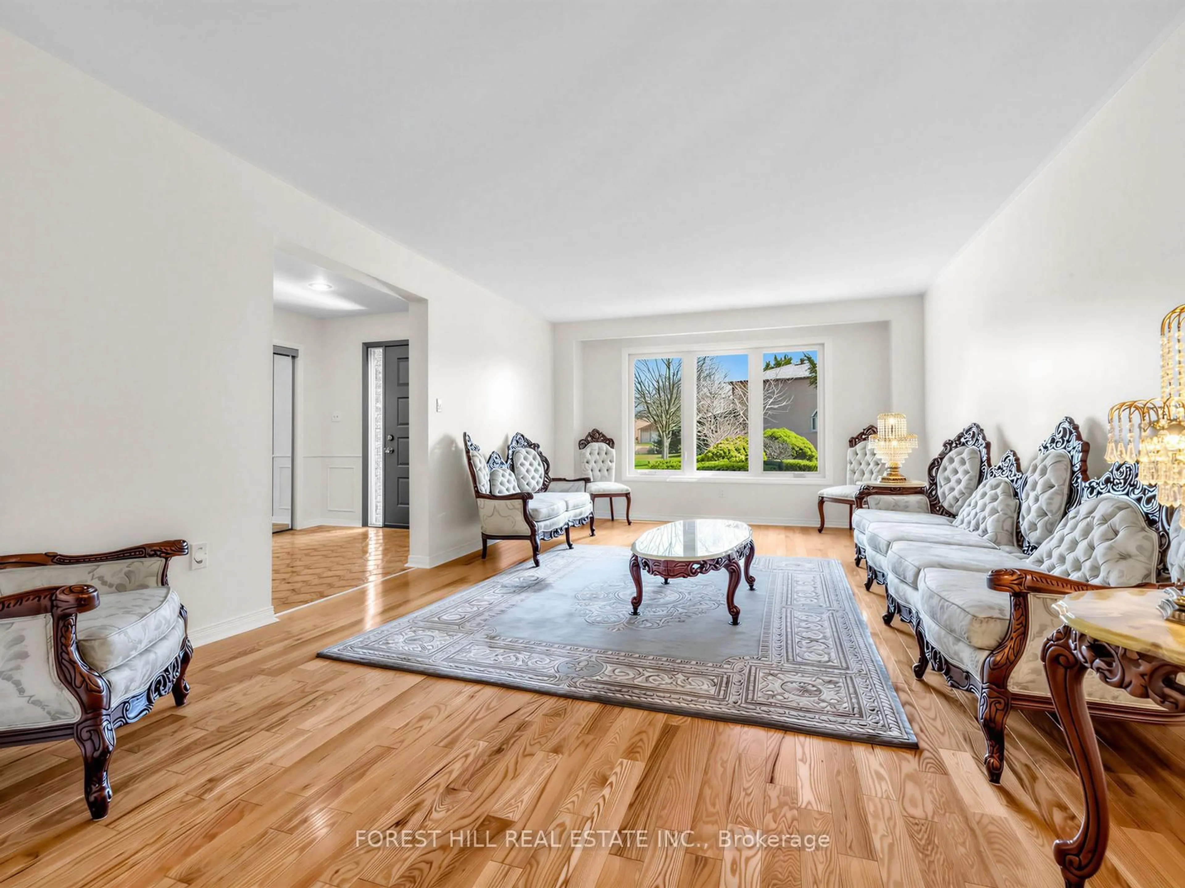 Living room with furniture, unknown for 32 Saddletree Dr, Toronto Ontario M2H 3L3