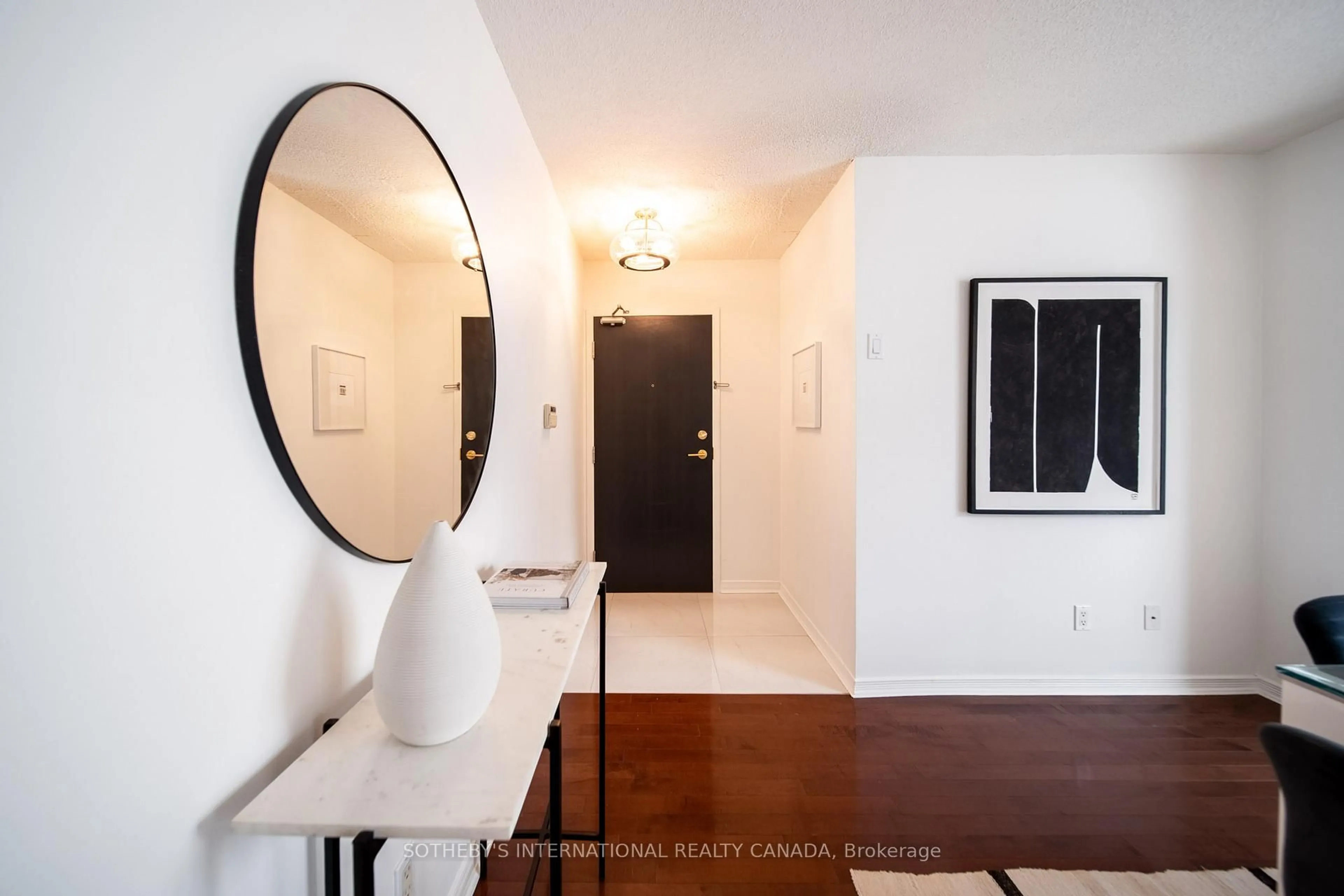 Indoor entryway for 230 King St #1105, Toronto Ontario M5A 1K5