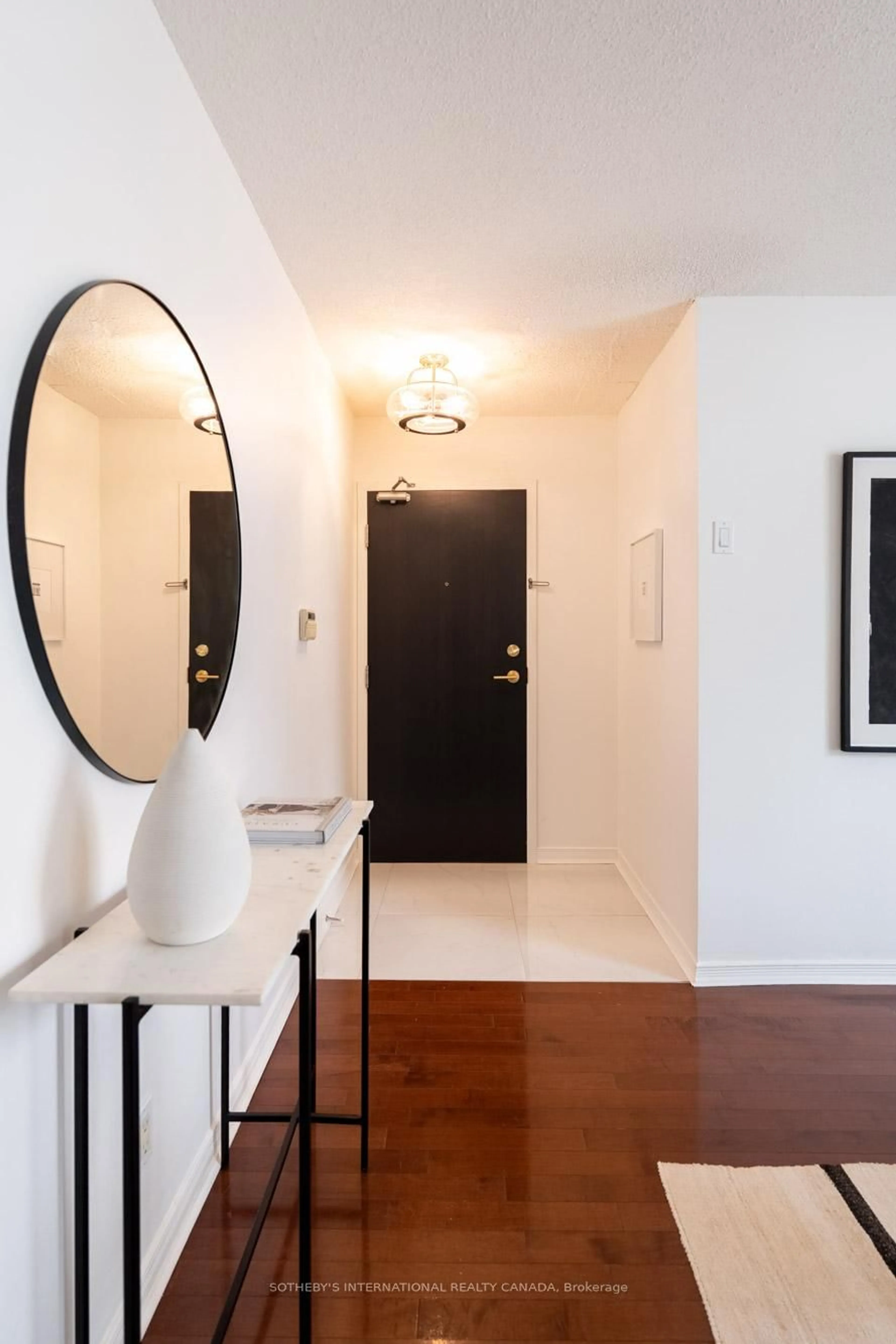 Indoor entryway for 230 King St #1105, Toronto Ontario M5A 1K5