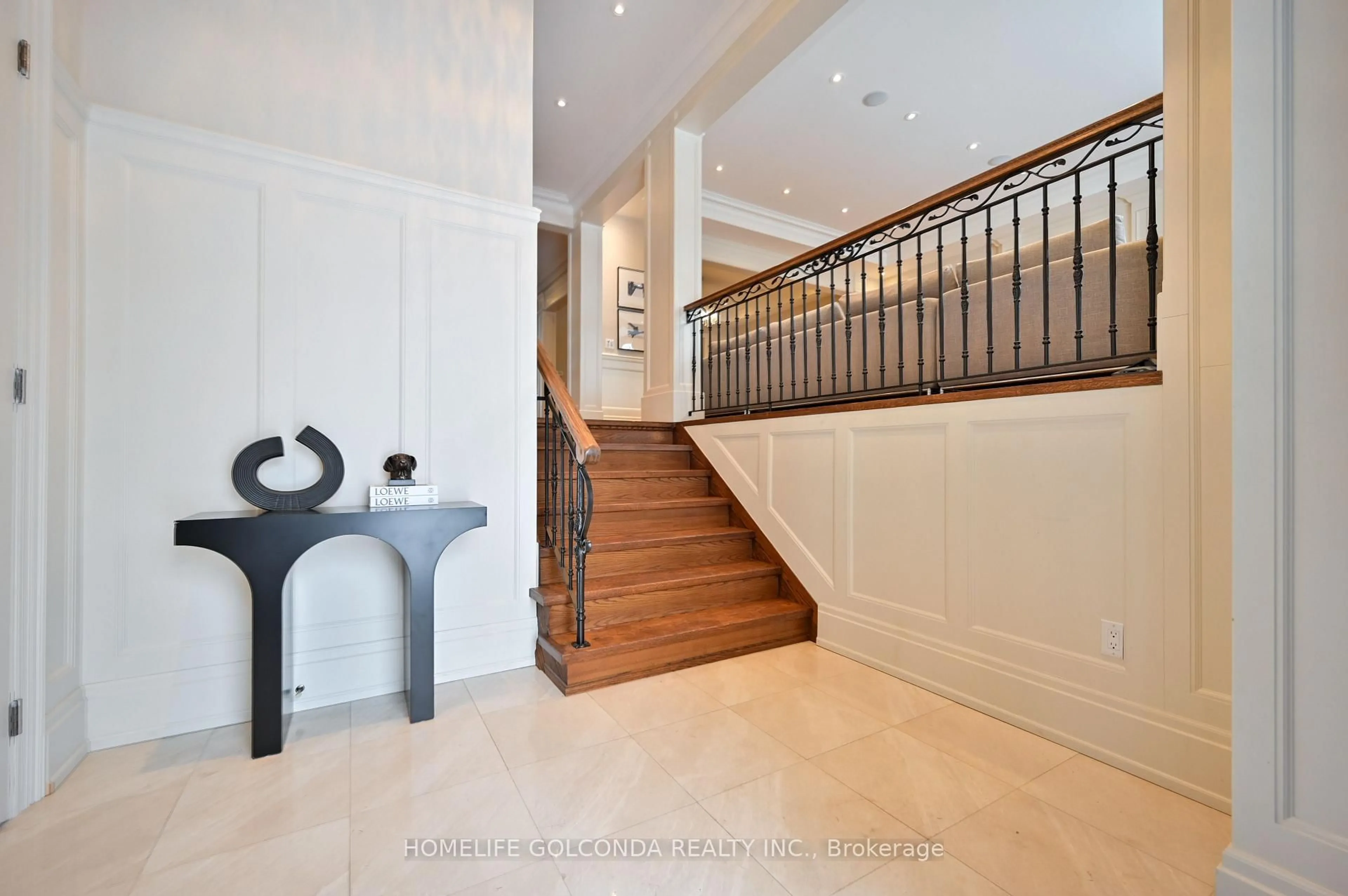 Indoor foyer for 272 Byng Ave, Toronto Ontario M2N 4L3