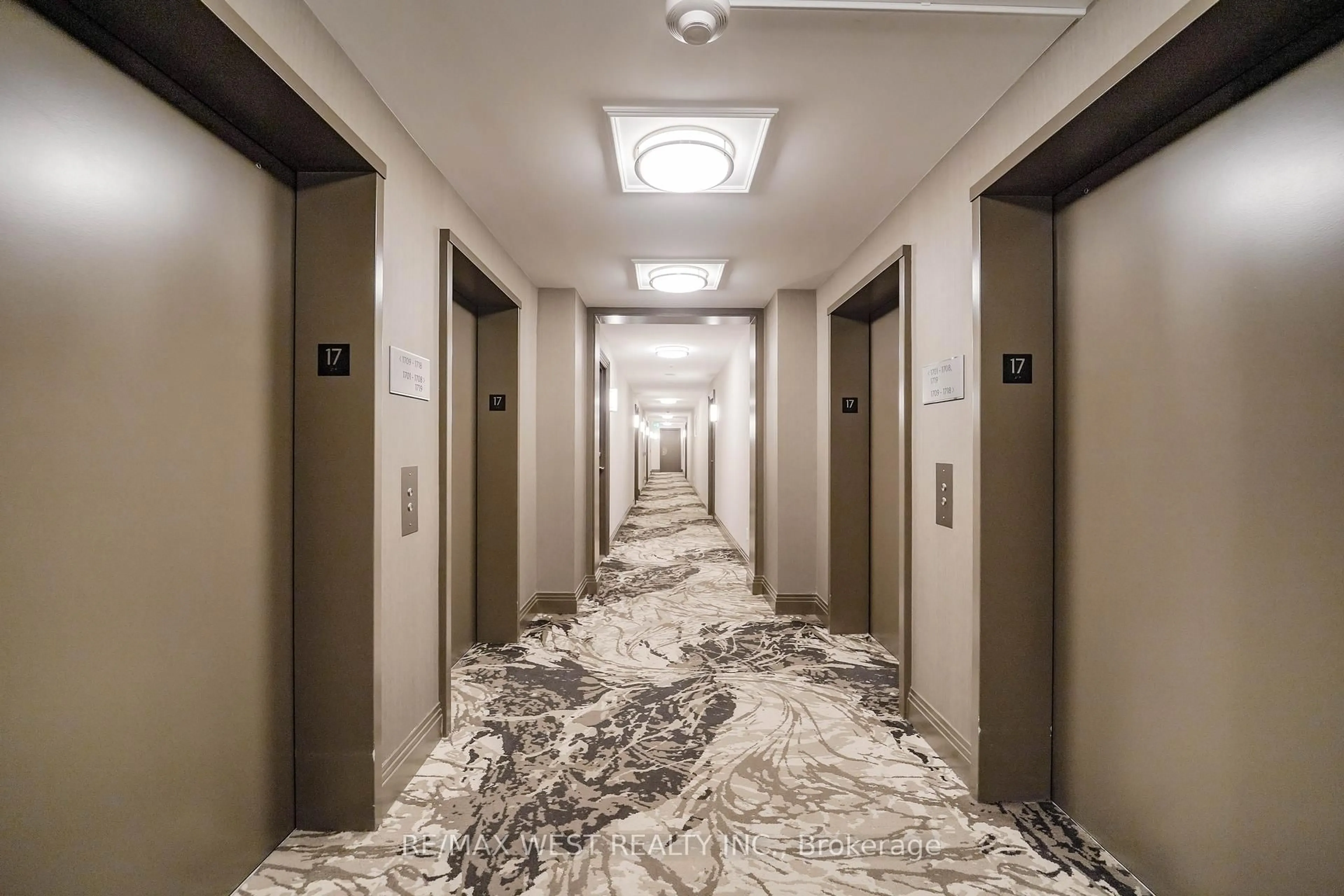 Indoor foyer for 188 Doris Ave #1717, Toronto Ontario M2N 6Z5