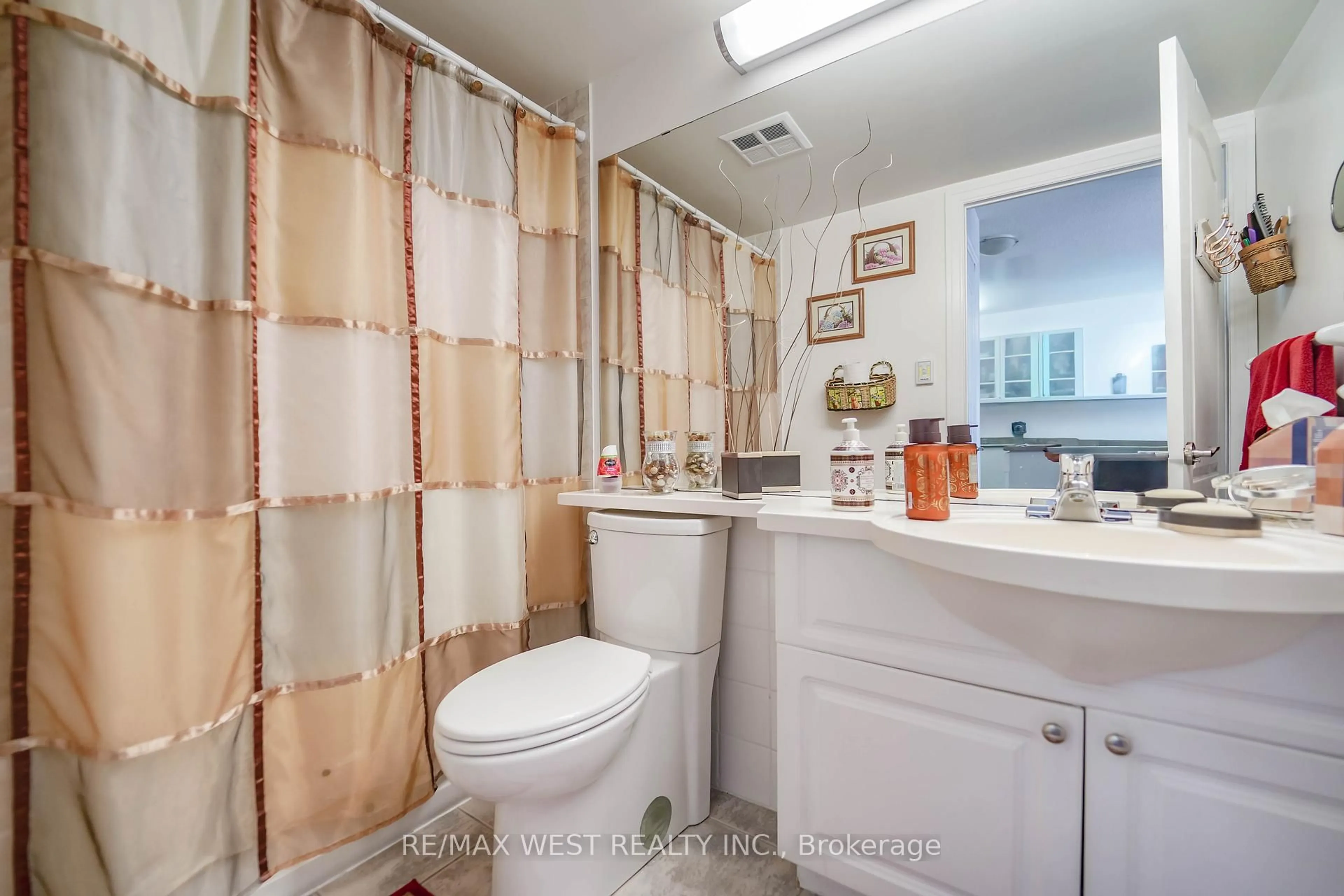 Standard bathroom, unknown for 188 Doris Ave #1717, Toronto Ontario M2N 6Z5