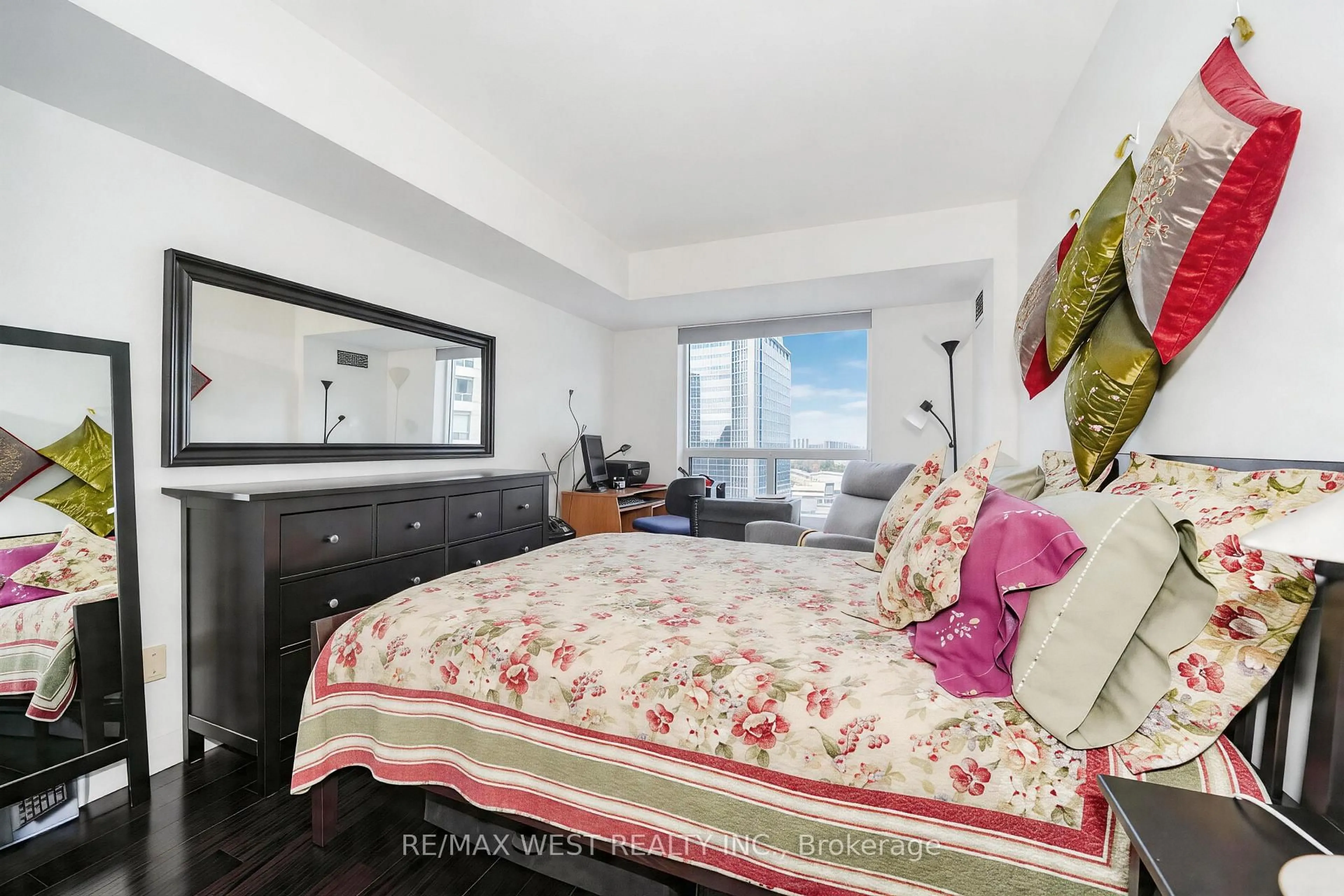 Bedroom with bed, unknown for 188 Doris Ave #1717, Toronto Ontario M2N 6Z5