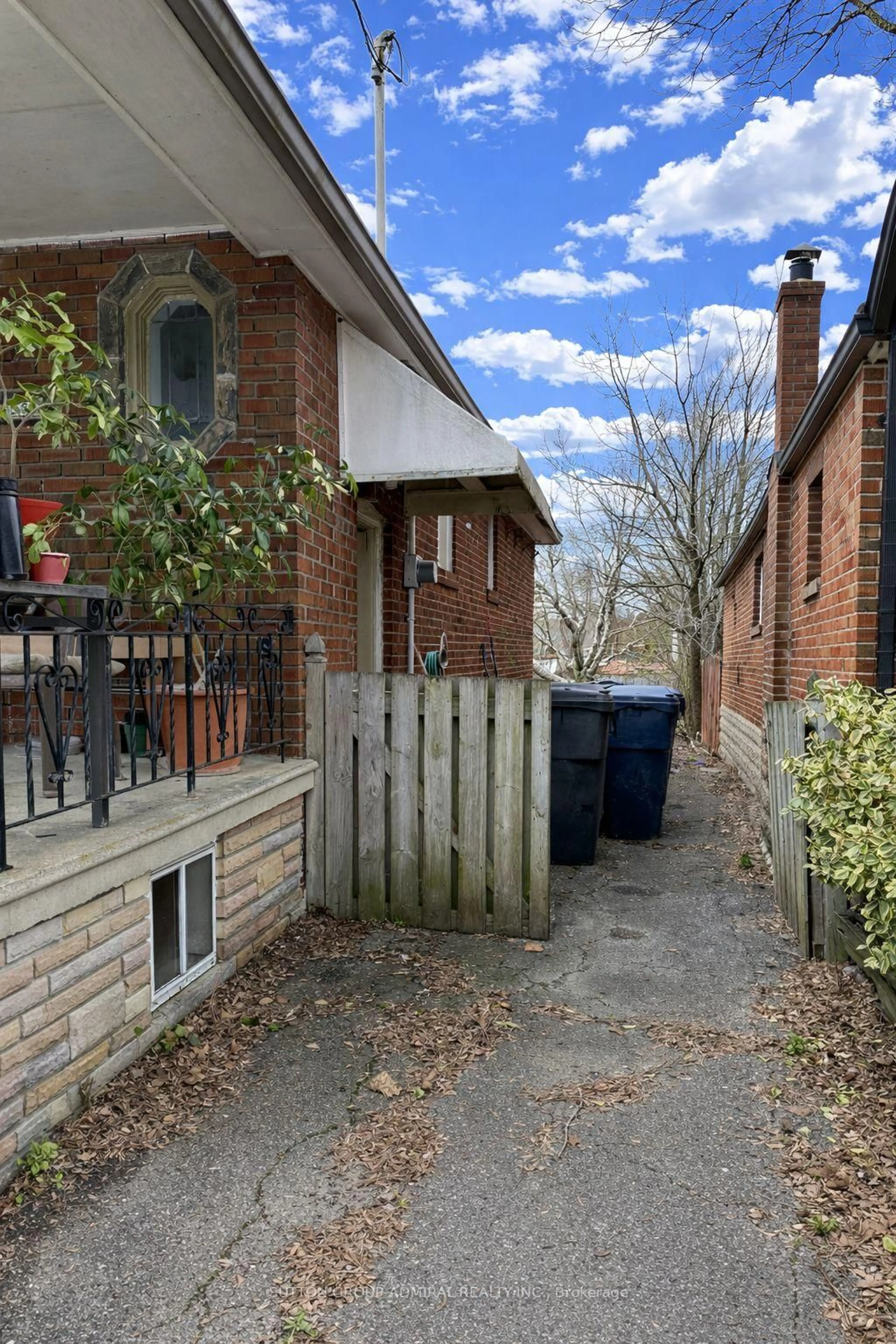 A pic from outside/outdoor area/front of a property/back of a property/a pic from drone, street for 368 Winnett Ave, Toronto Ontario M6C 3M1