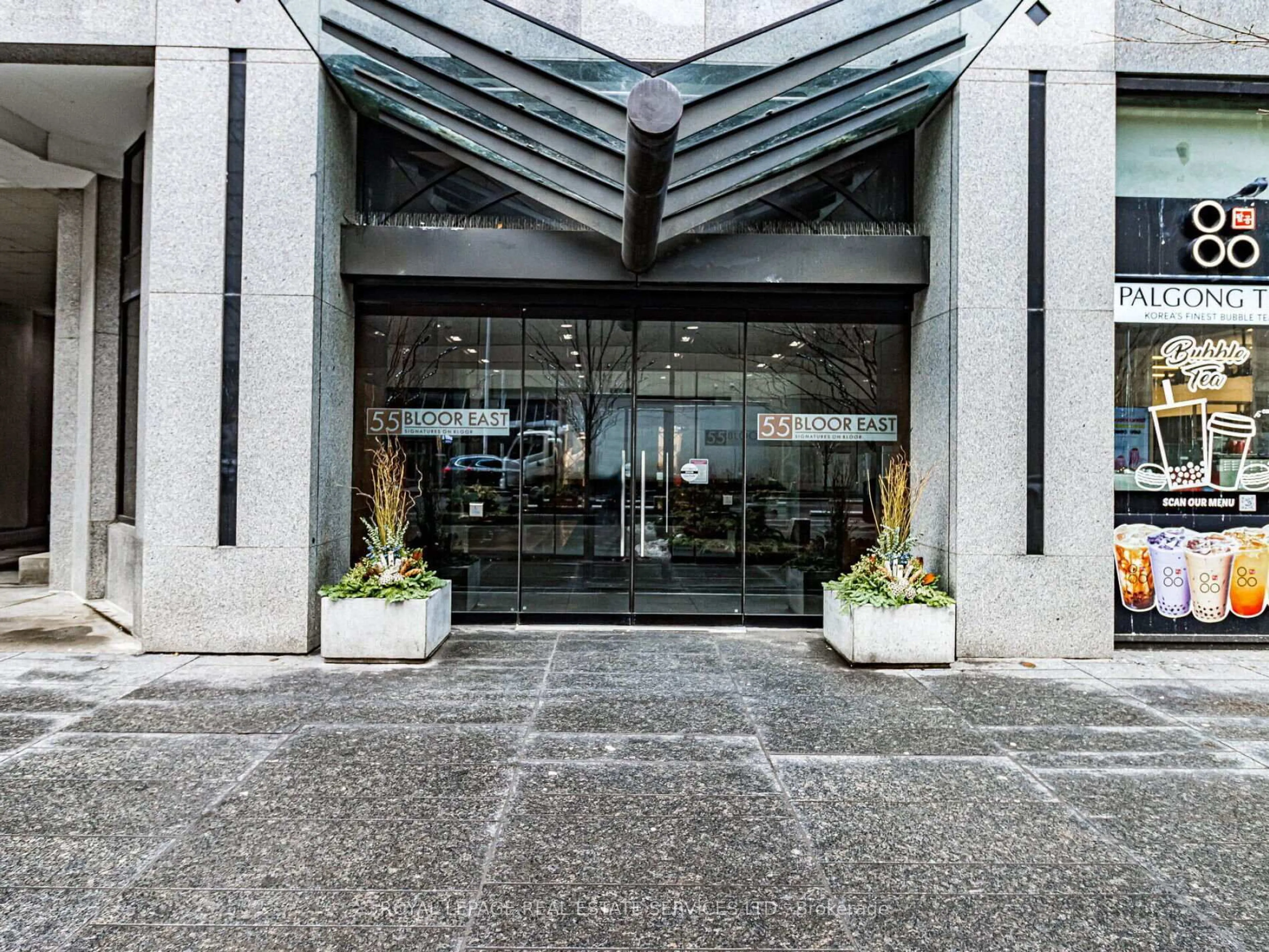 Indoor foyer for 55 Bloor St #802, Toronto Ontario M4W 3W6