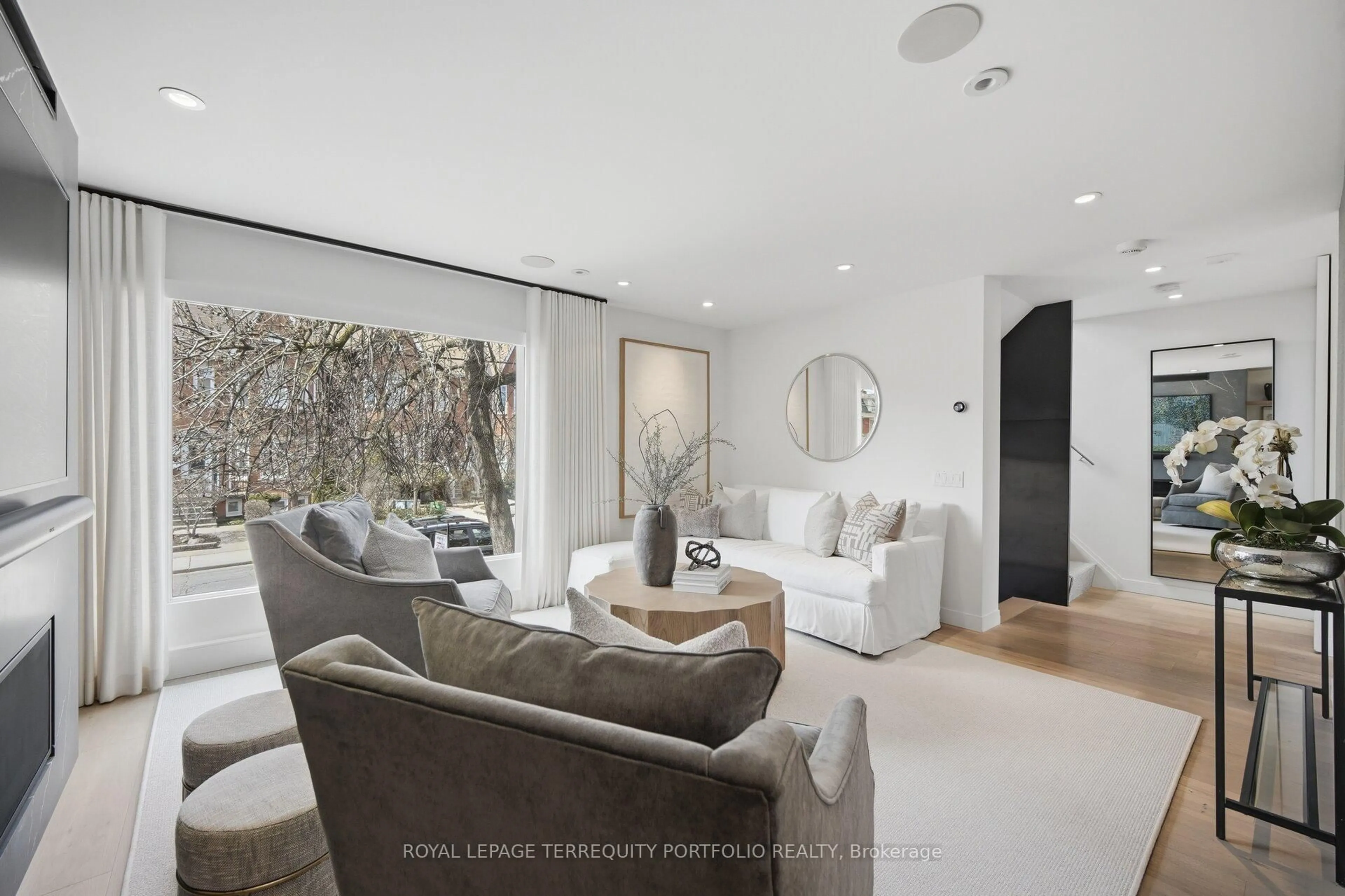 Living room with furniture, unknown for 99 Claremont St, Toronto Ontario M6J 2M7