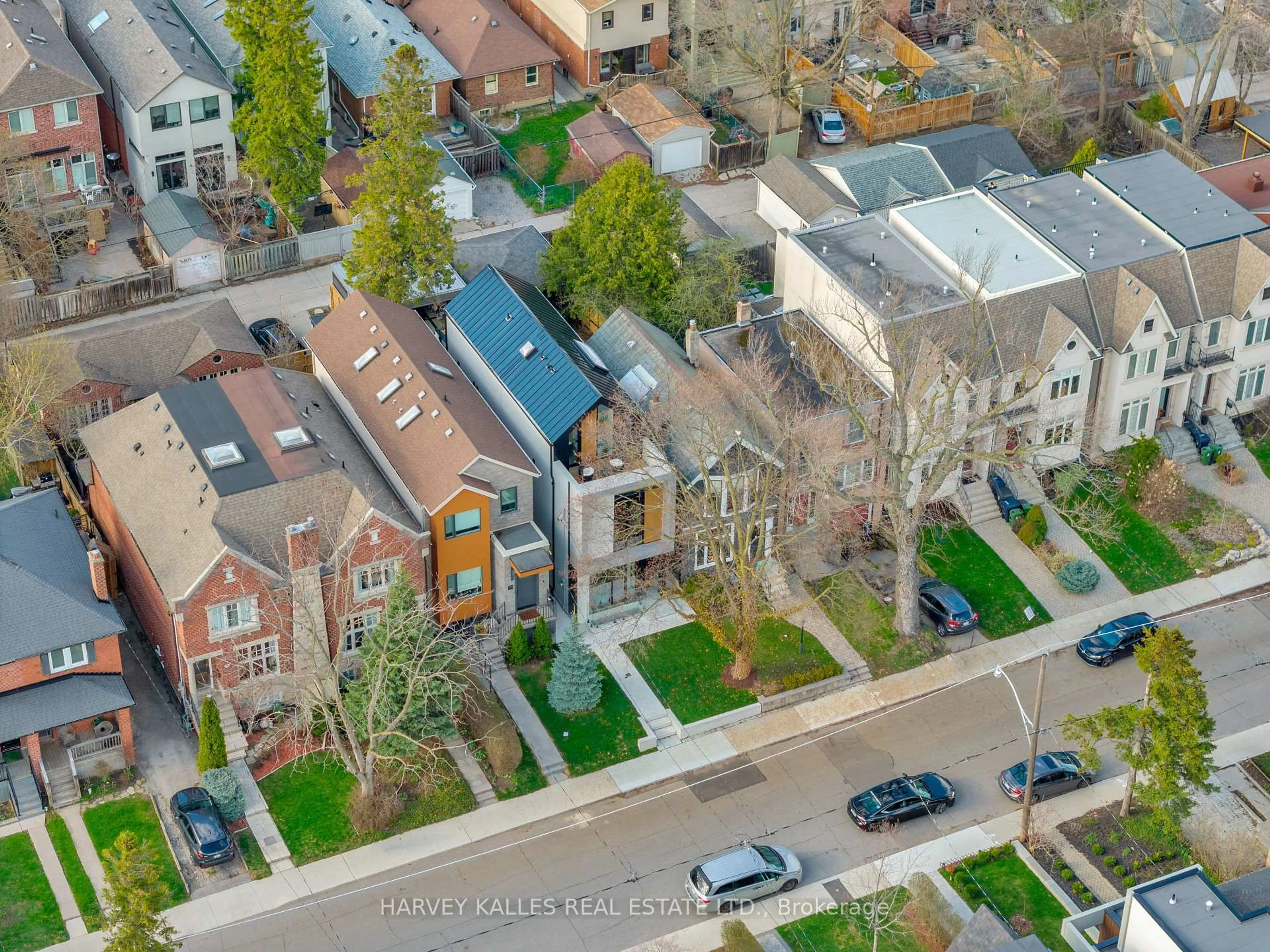 A pic from outside/outdoor area/front of a property/back of a property/a pic from drone, street for 192 Woburn Ave, Toronto Ontario M5M 1K7