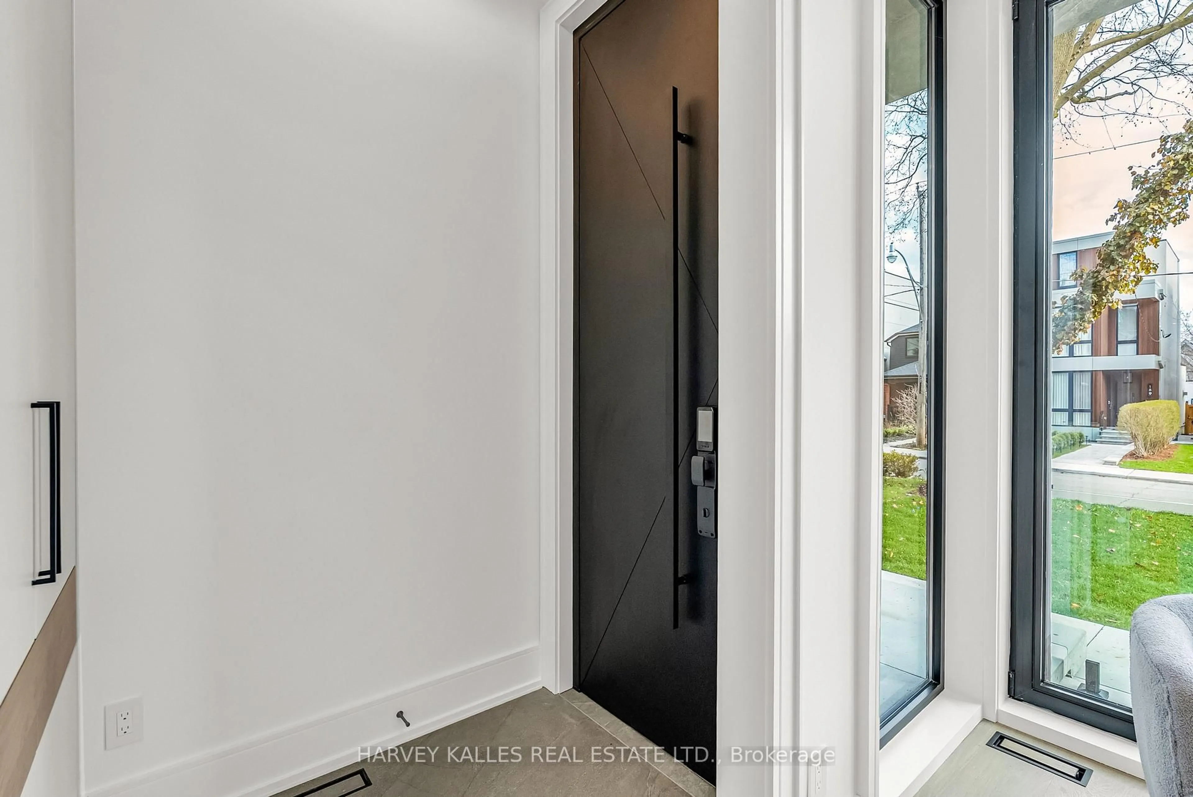 Indoor entryway for 192 Woburn Ave, Toronto Ontario M5M 1K7