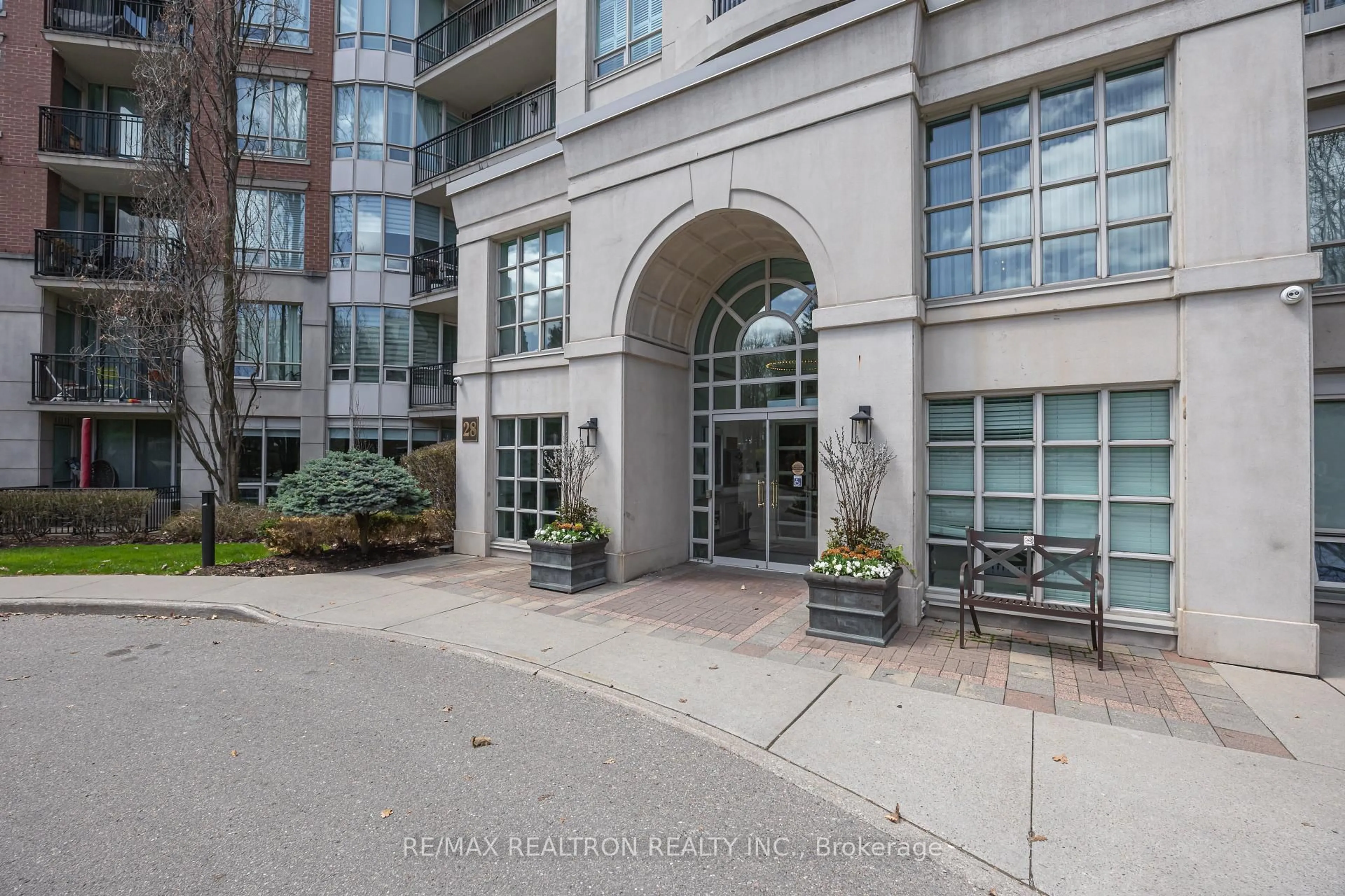 Indoor foyer for 28 WILLIAM CARSON Cres #617, Toronto Ontario M2P 2H1