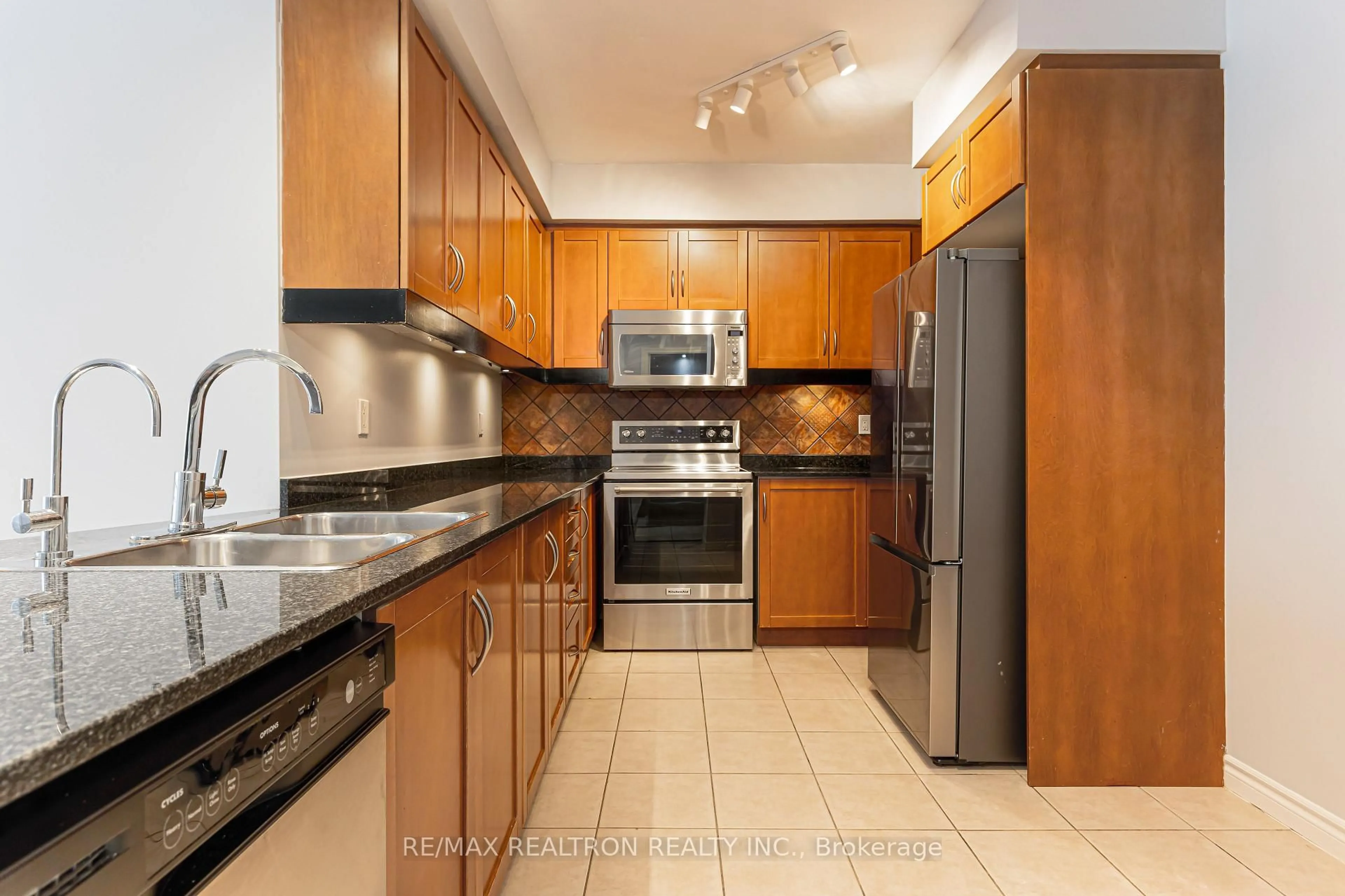 Standard kitchen, ceramic/tile floor for 28 WILLIAM CARSON Cres #617, Toronto Ontario M2P 2H1