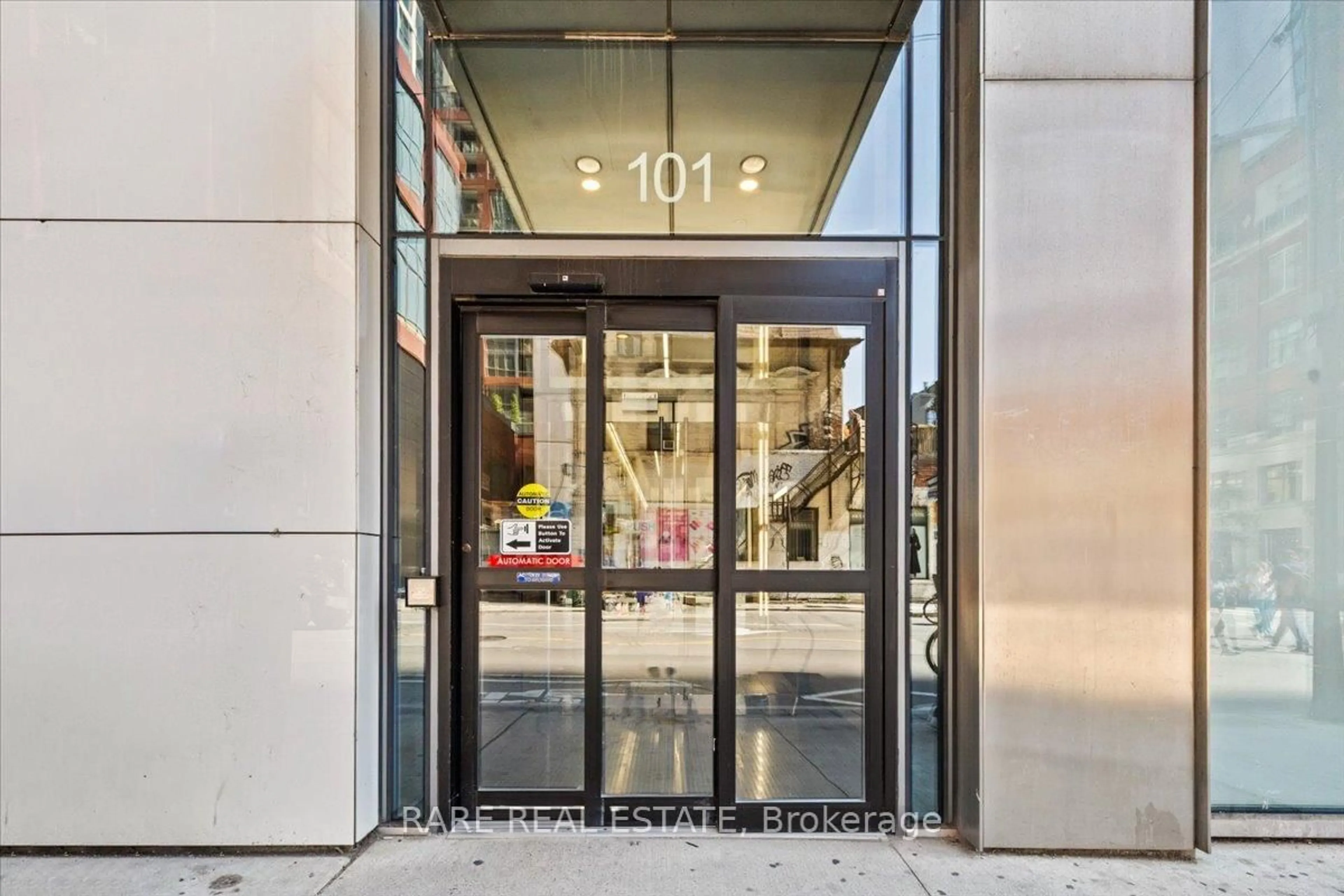 Indoor foyer for 101 Peter St #716, Toronto Ontario M5V 0G6