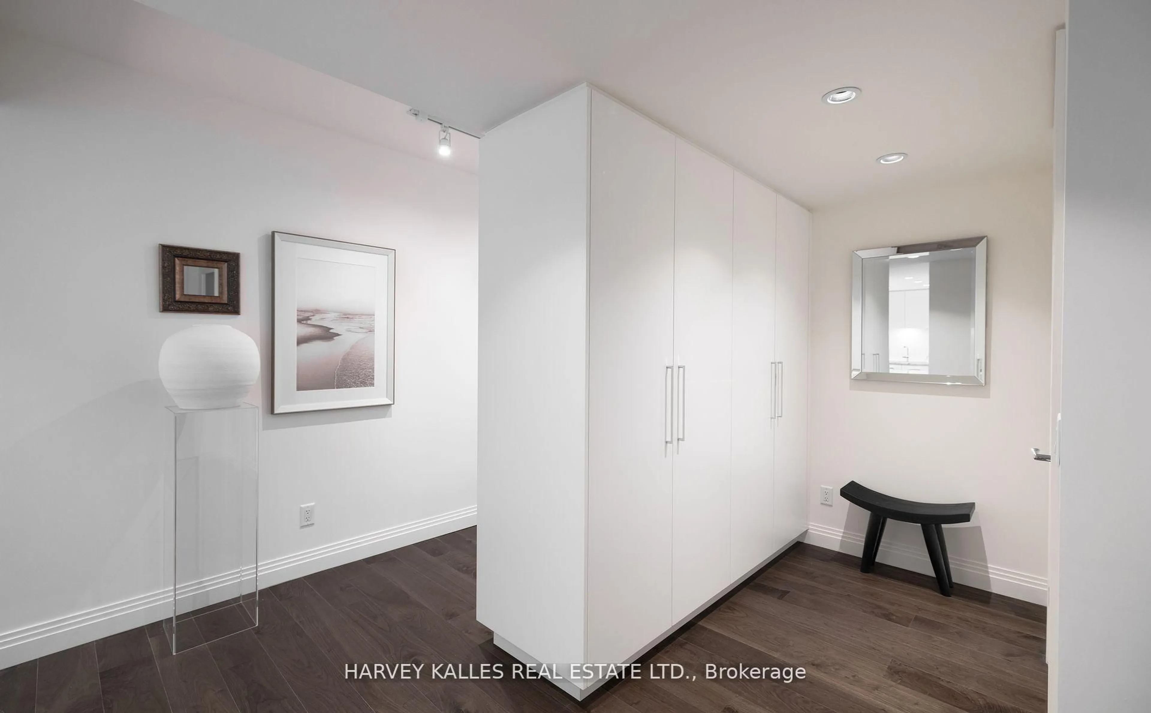 Indoor entryway for 1 Benvenuto Pl #123, Toronto Ontario M4V 2L1