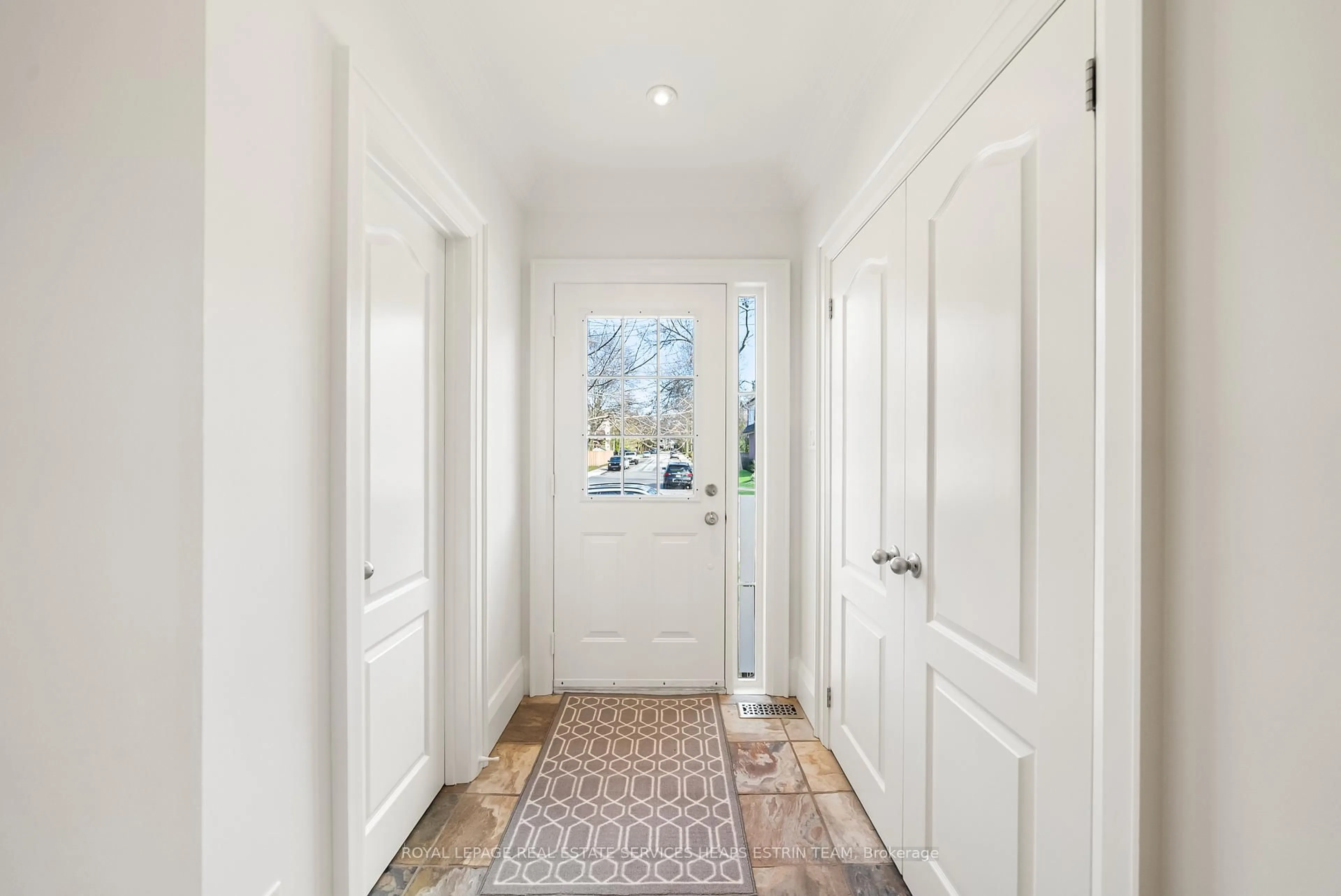 Indoor entryway for 307 Belsize Dr, Toronto Ontario M4S 1M7