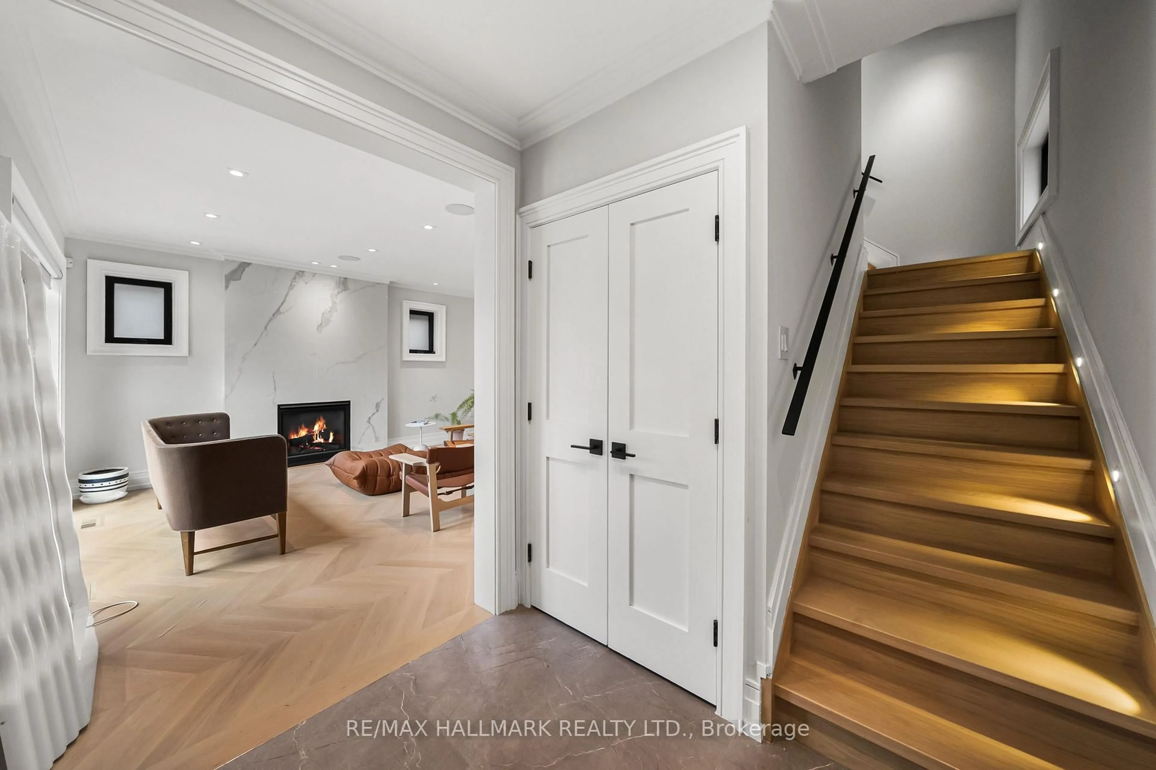 Indoor entryway for 26 Carey Rd, Toronto Ontario M4S 1N8