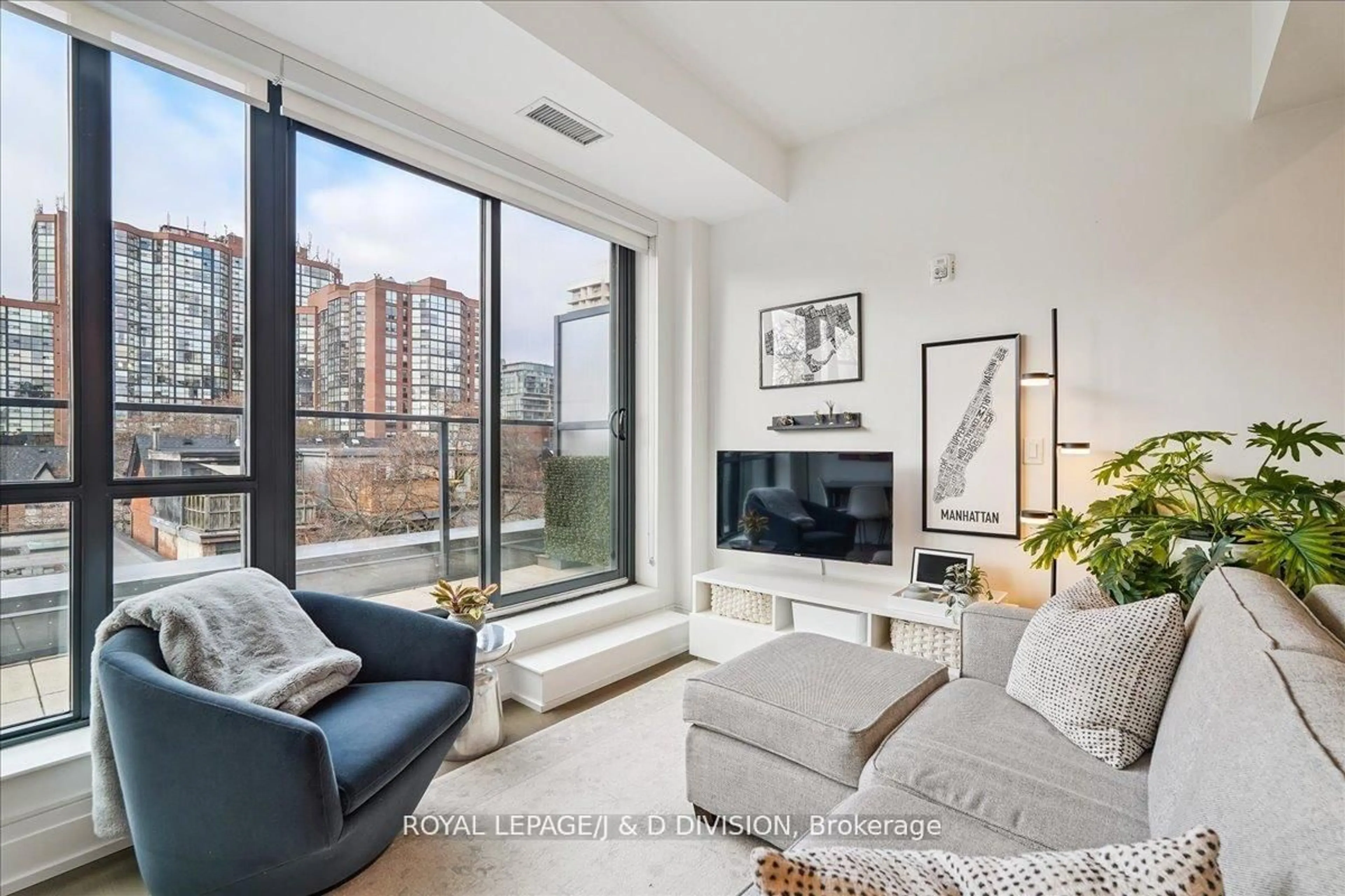 Living room with furniture, unknown for 90 Niagara St #405, Toronto Ontario M5V 0P9