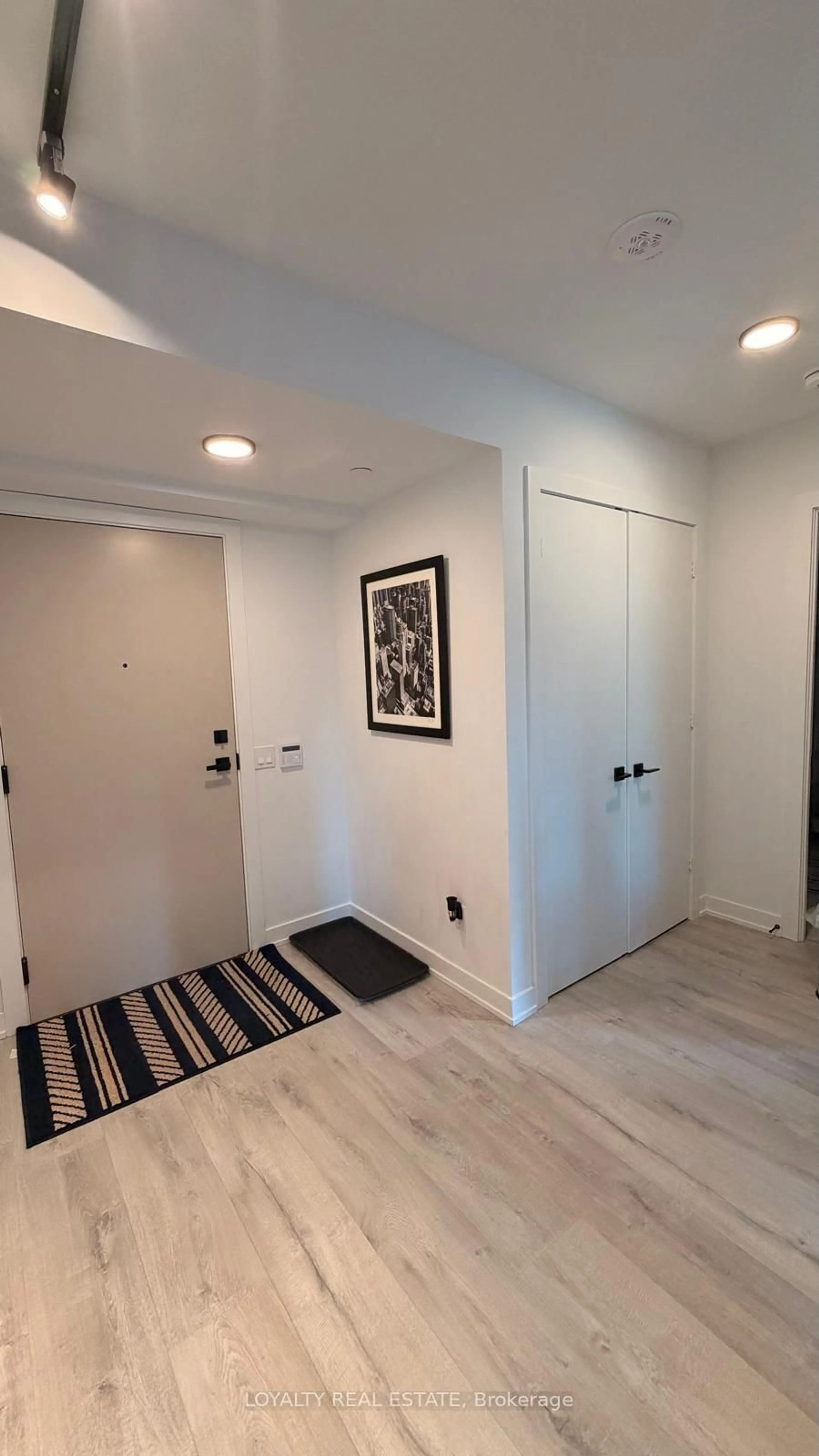 Indoor entryway for 327 King St #805, Toronto Ontario M5V 1J5