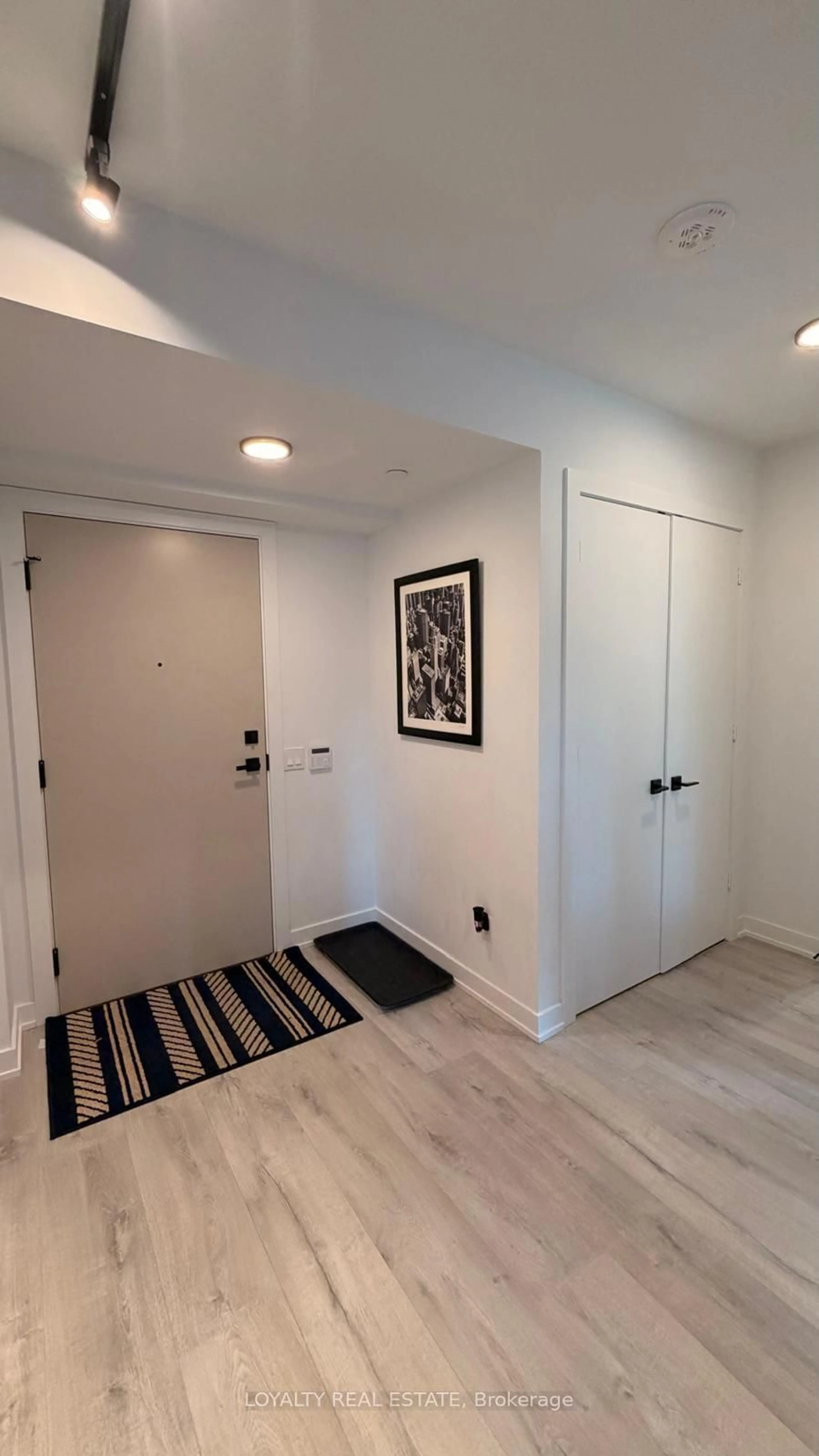 Indoor entryway for 327 King St #805, Toronto Ontario M5V 1J5