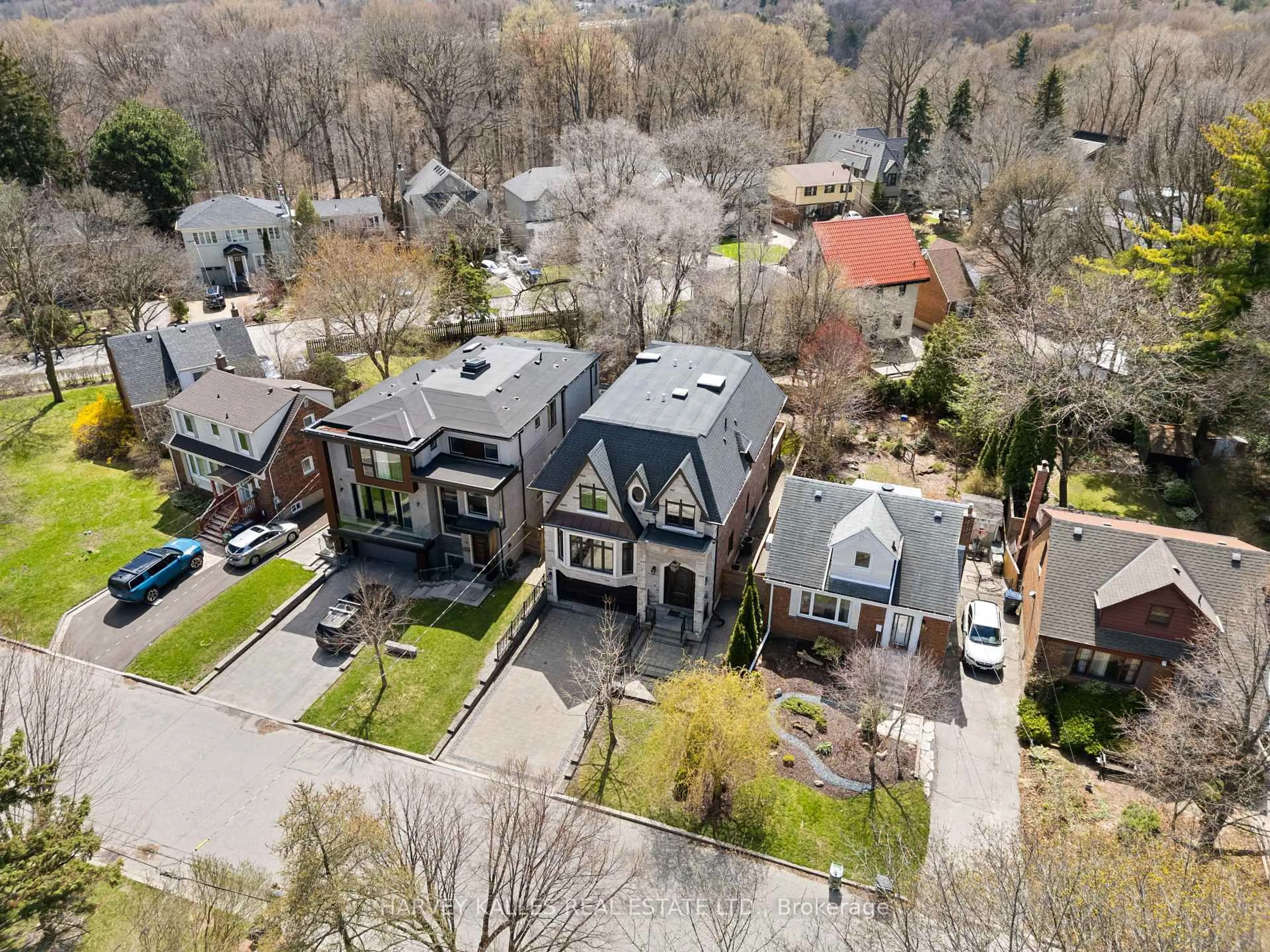 A pic from outside/outdoor area/front of a property/back of a property/a pic from drone, street for 20 Walker Rd, Toronto Ontario M2N 2K3