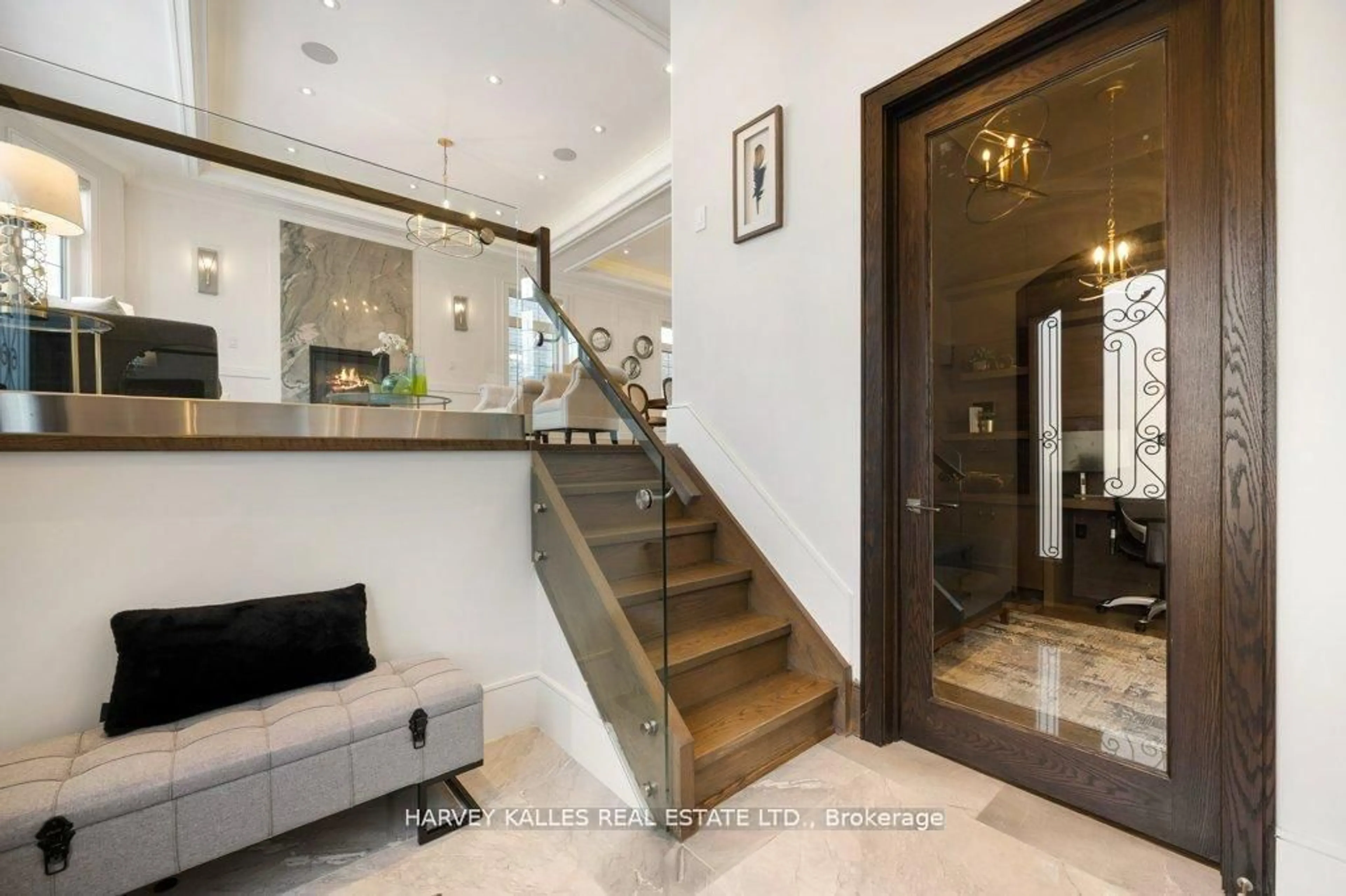 Indoor foyer for 20 Walker Rd, Toronto Ontario M2N 2K3