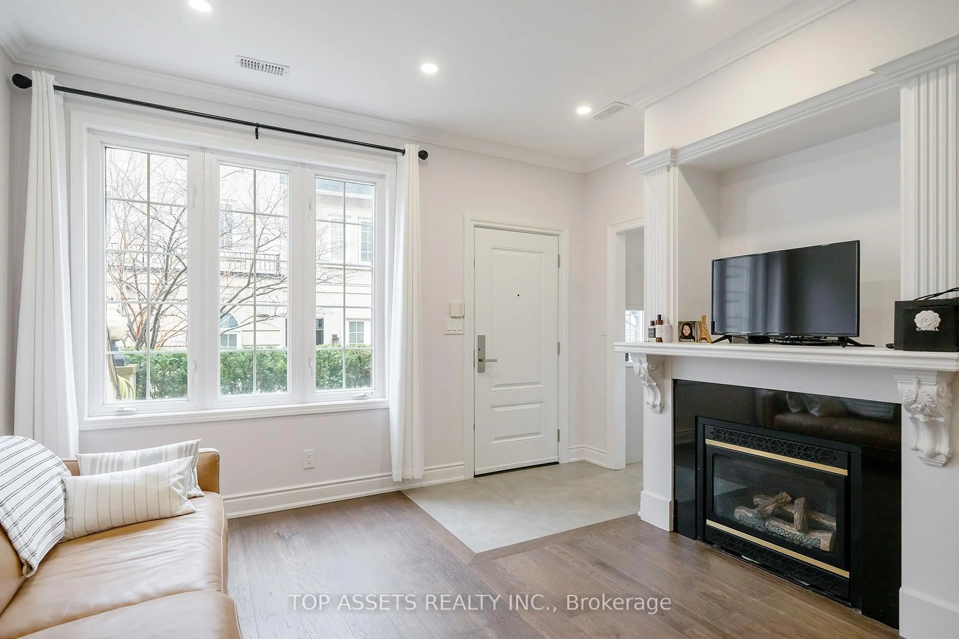 Indoor entryway for 11 Everson Dr #105, Toronto Ontario M2N 7B9