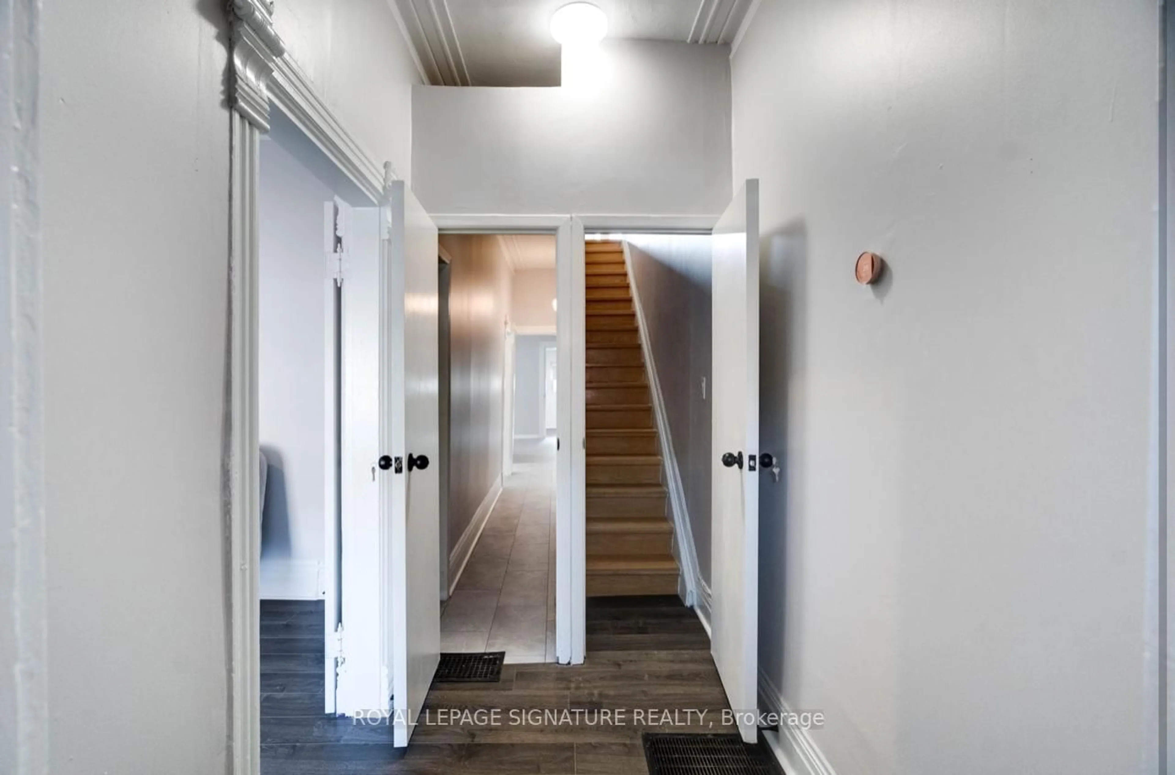 Indoor foyer for 288 Ossington Ave, Toronto Ontario M6J 3A3