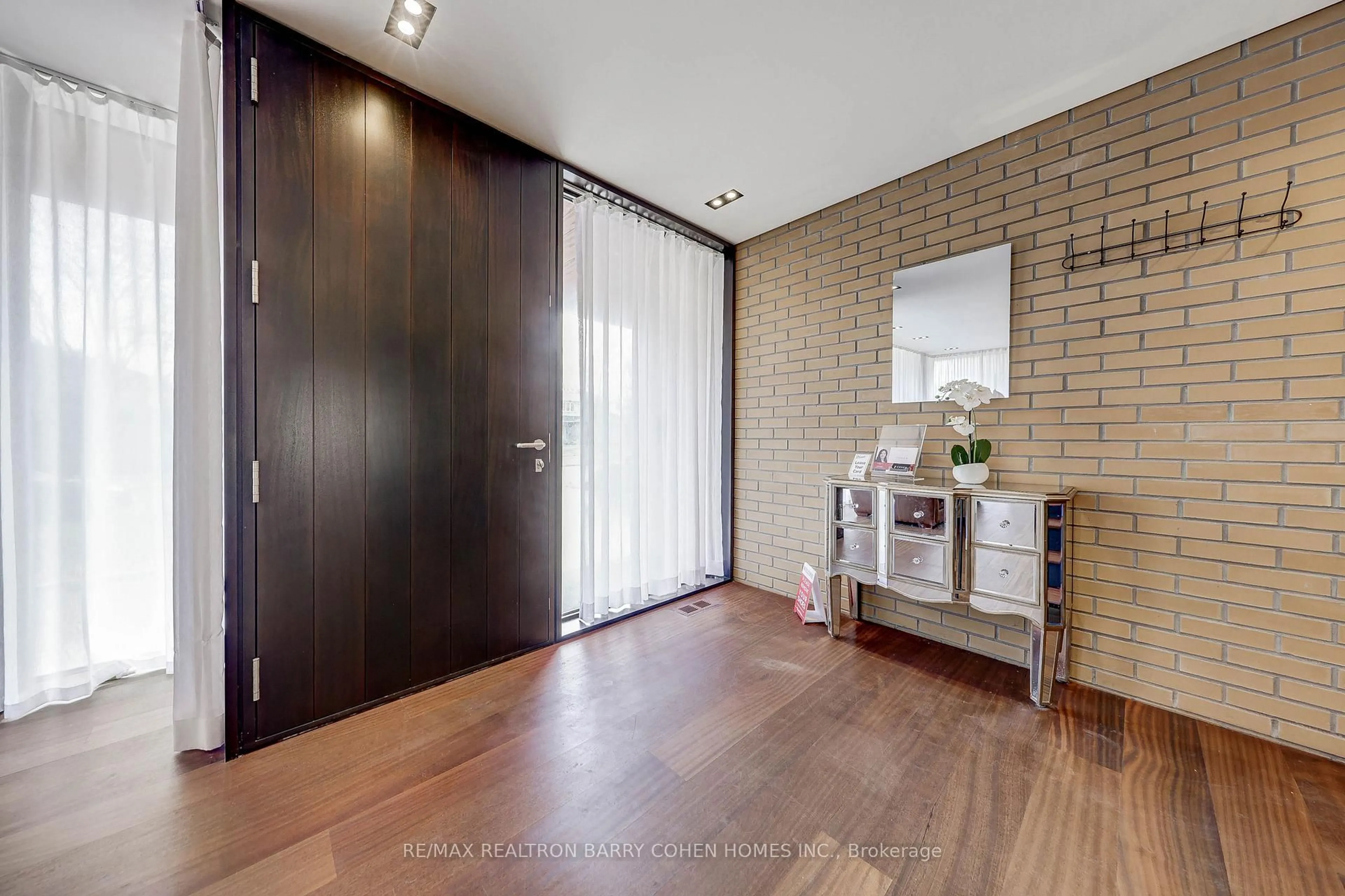 Indoor entryway for 6 Bannatyne Dr, Toronto Ontario M2L 2N7