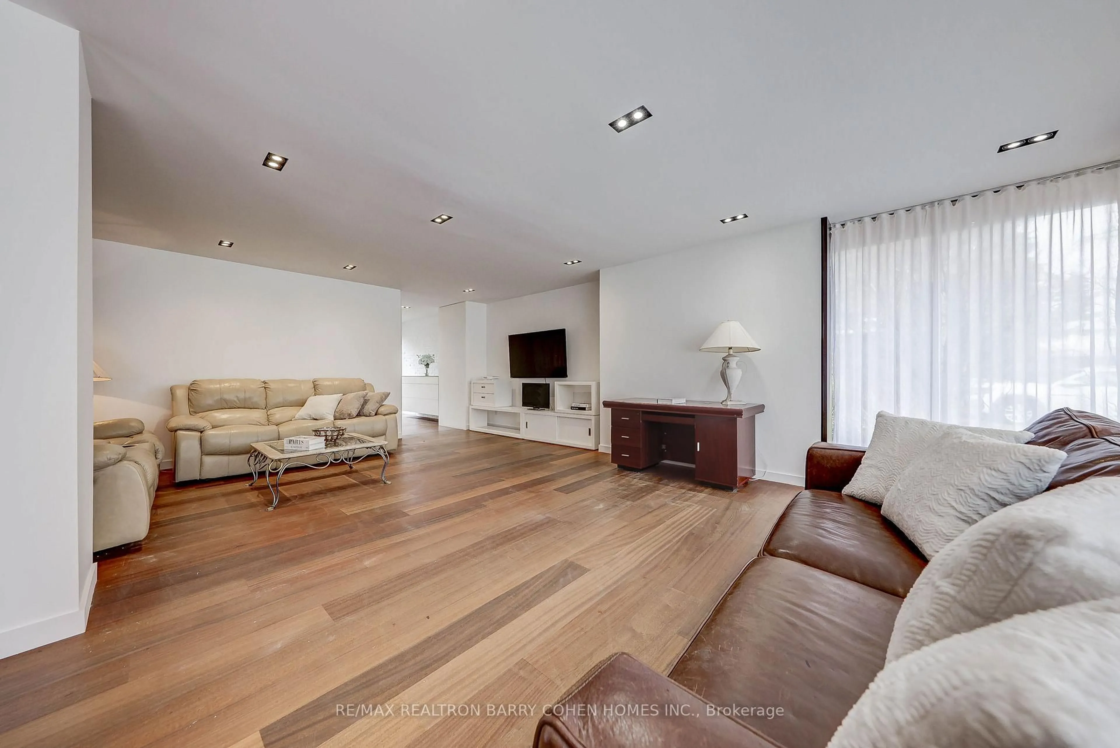 Living room with furniture, wood/laminate floor for 6 Bannatyne Dr, Toronto Ontario M2L 2N7