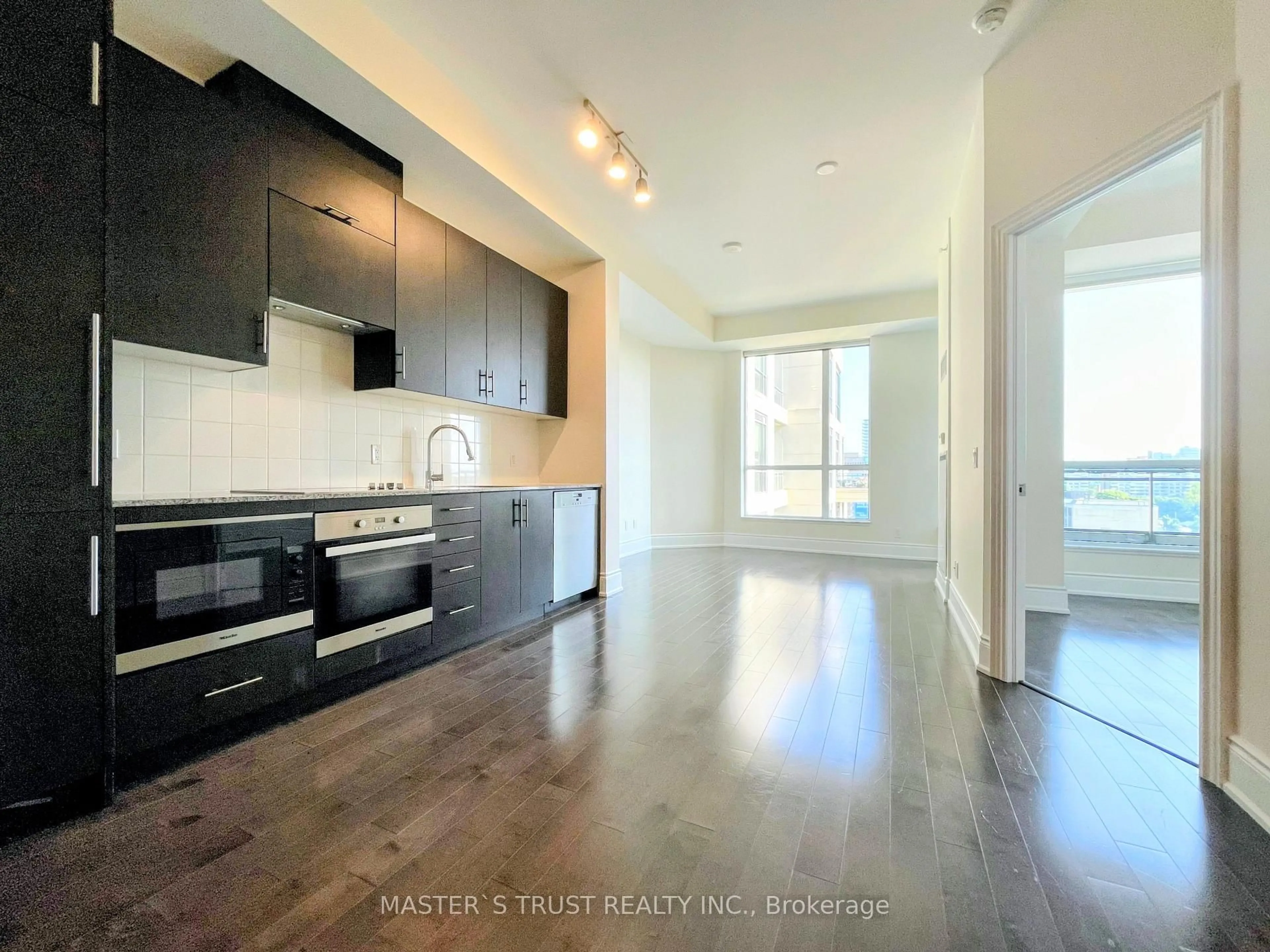Open concept kitchen, wood/laminate floor for 23 Glebe Rd #917, Toronto Ontario M5P 0A1