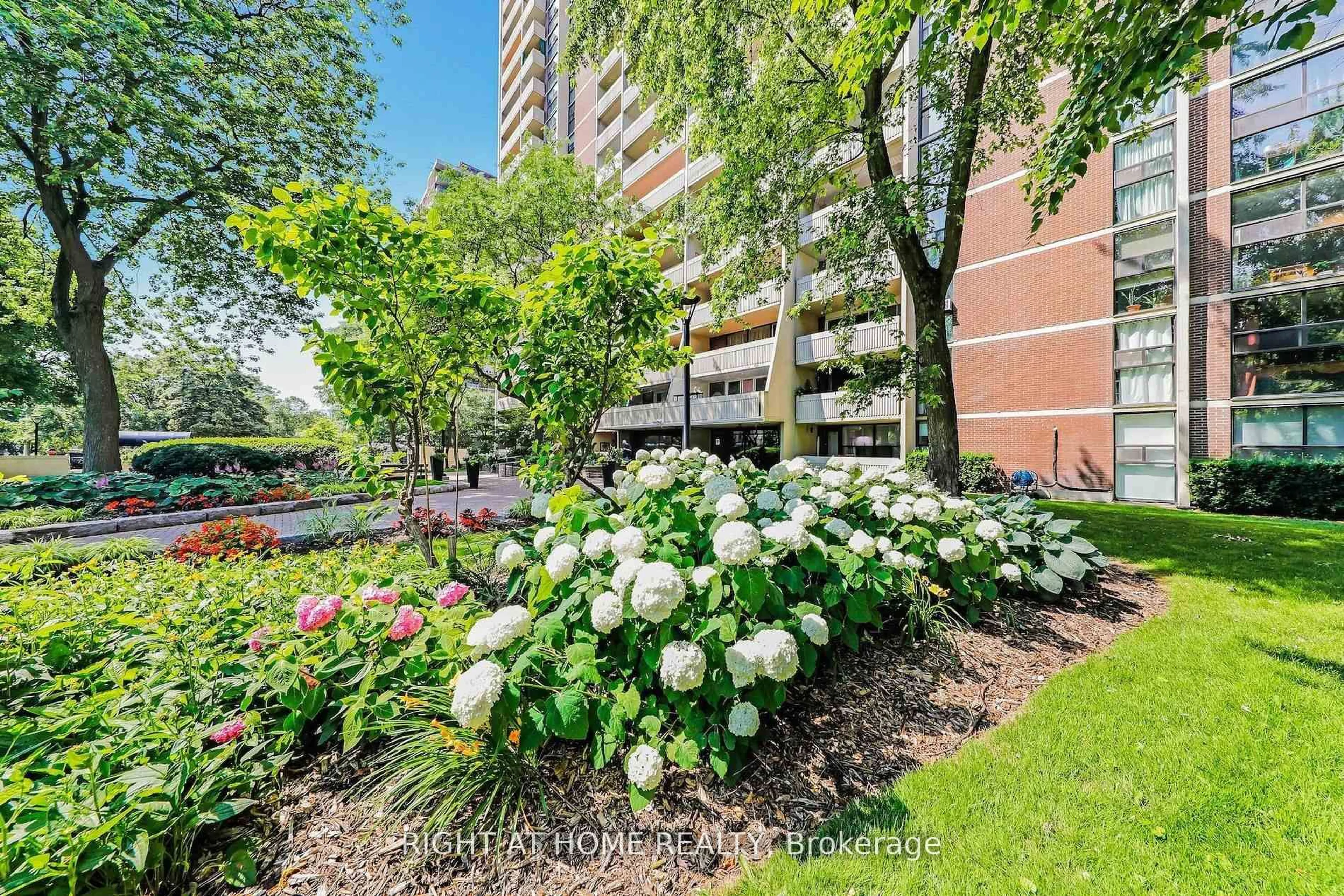 Patio, unknown for 40 Homewood Ave #908, Toronto Ontario M4Y 2K2