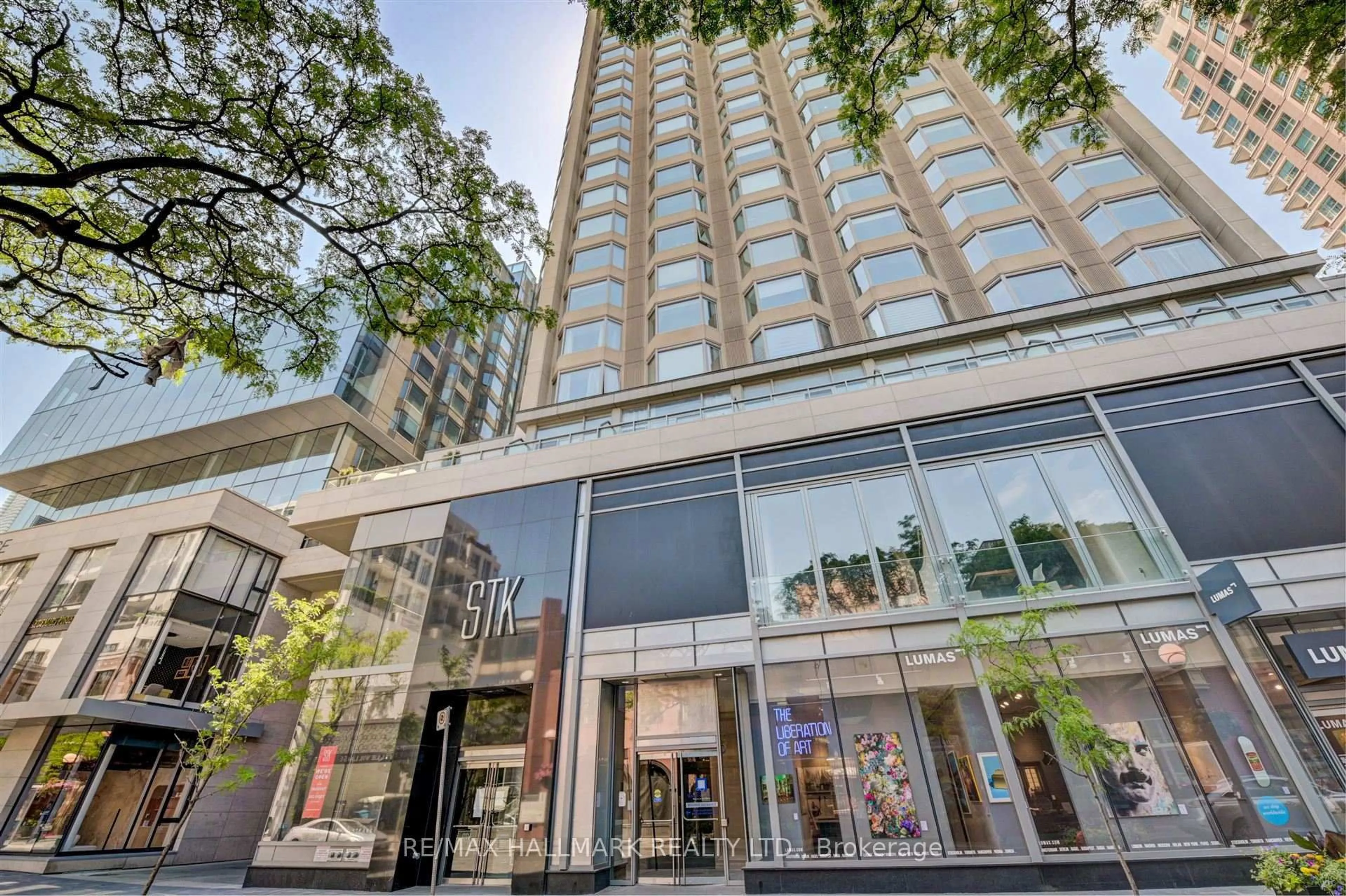 Indoor foyer for 155 Yorkville Ave #1412, Toronto Ontario M5R 0B4