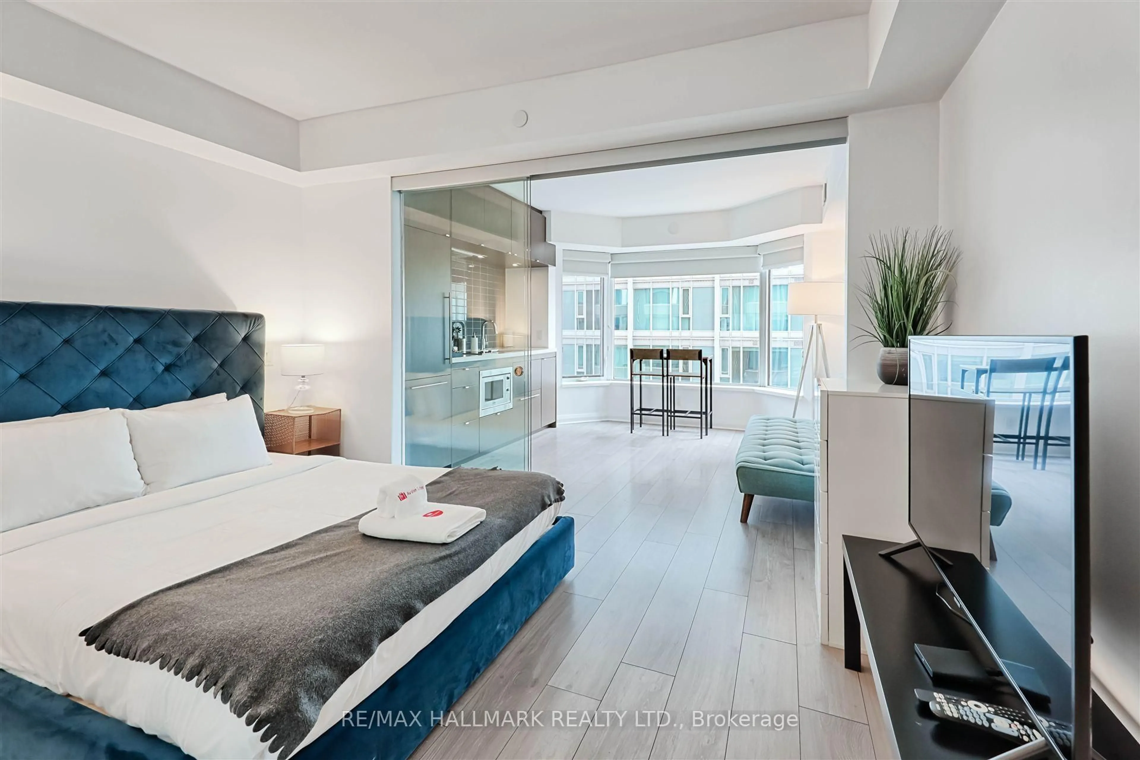 Bedroom with bed, unknown for 155 Yorkville Ave #1412, Toronto Ontario M5R 0B4