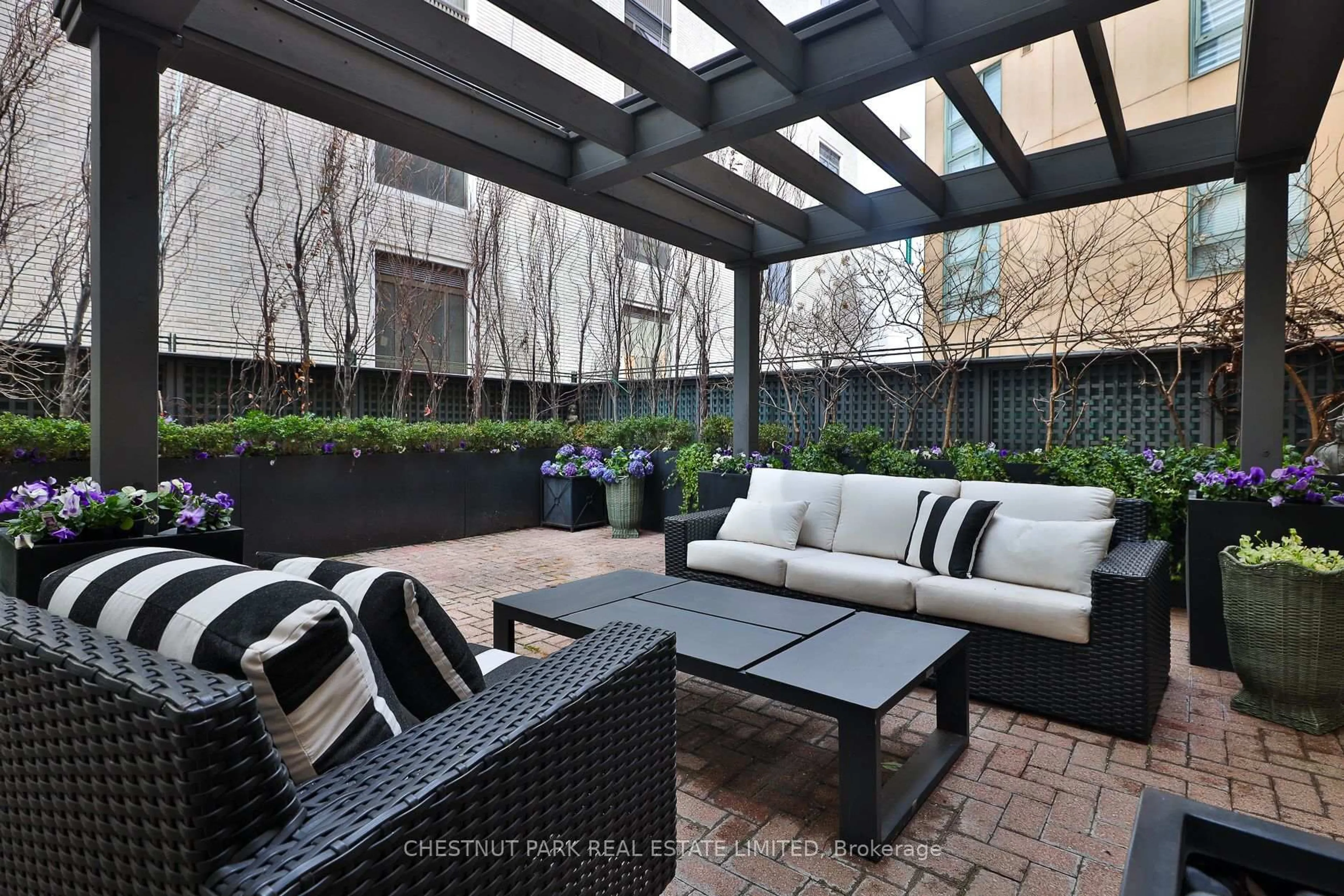 Patio, street for 77 Avenue Rd #204, Toronto Ontario M5R 3R8