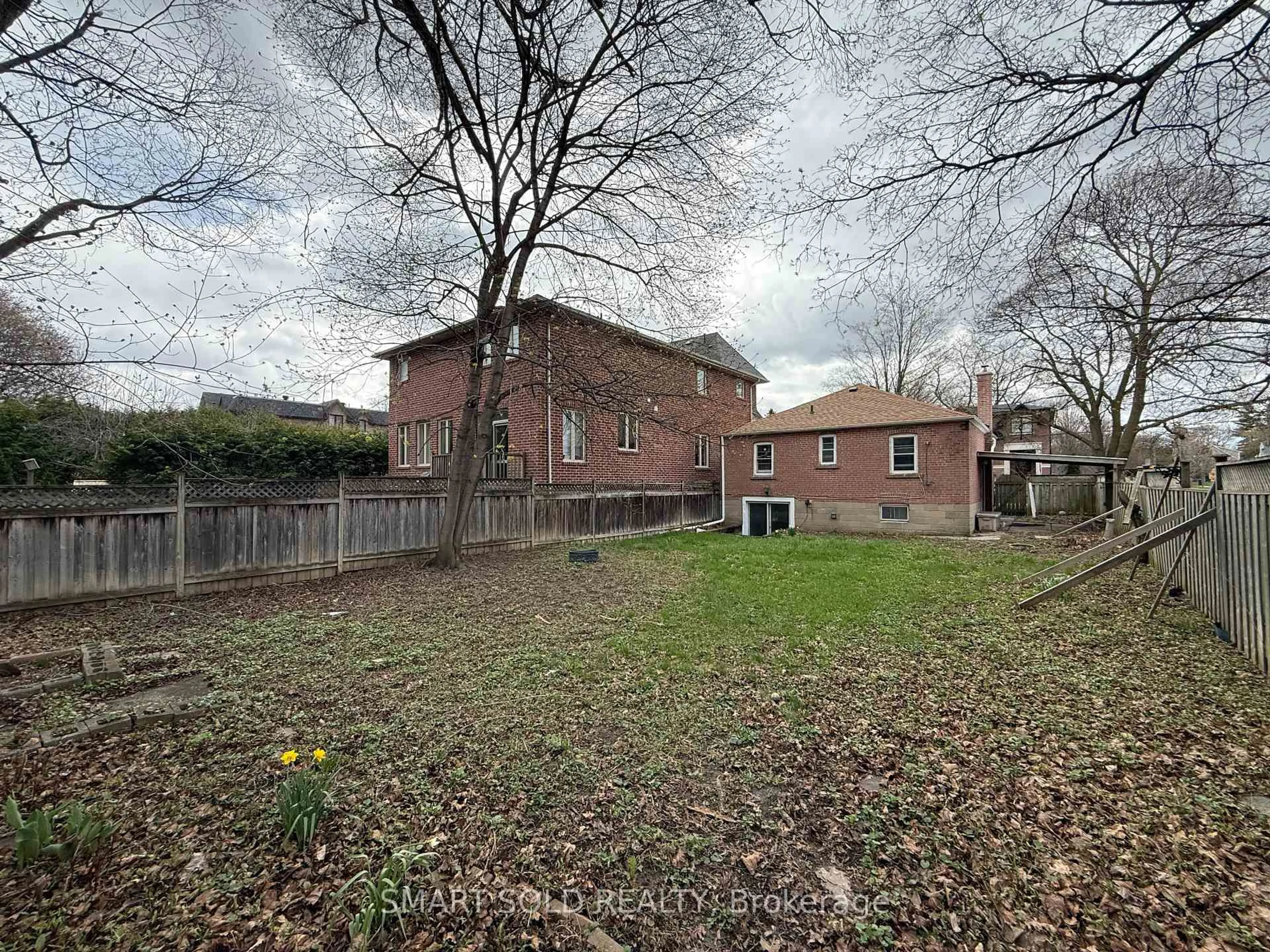 A pic from outside/outdoor area/front of a property/back of a property/a pic from drone, street for 204 Cameron Ave, Toronto Ontario M2N 1E5