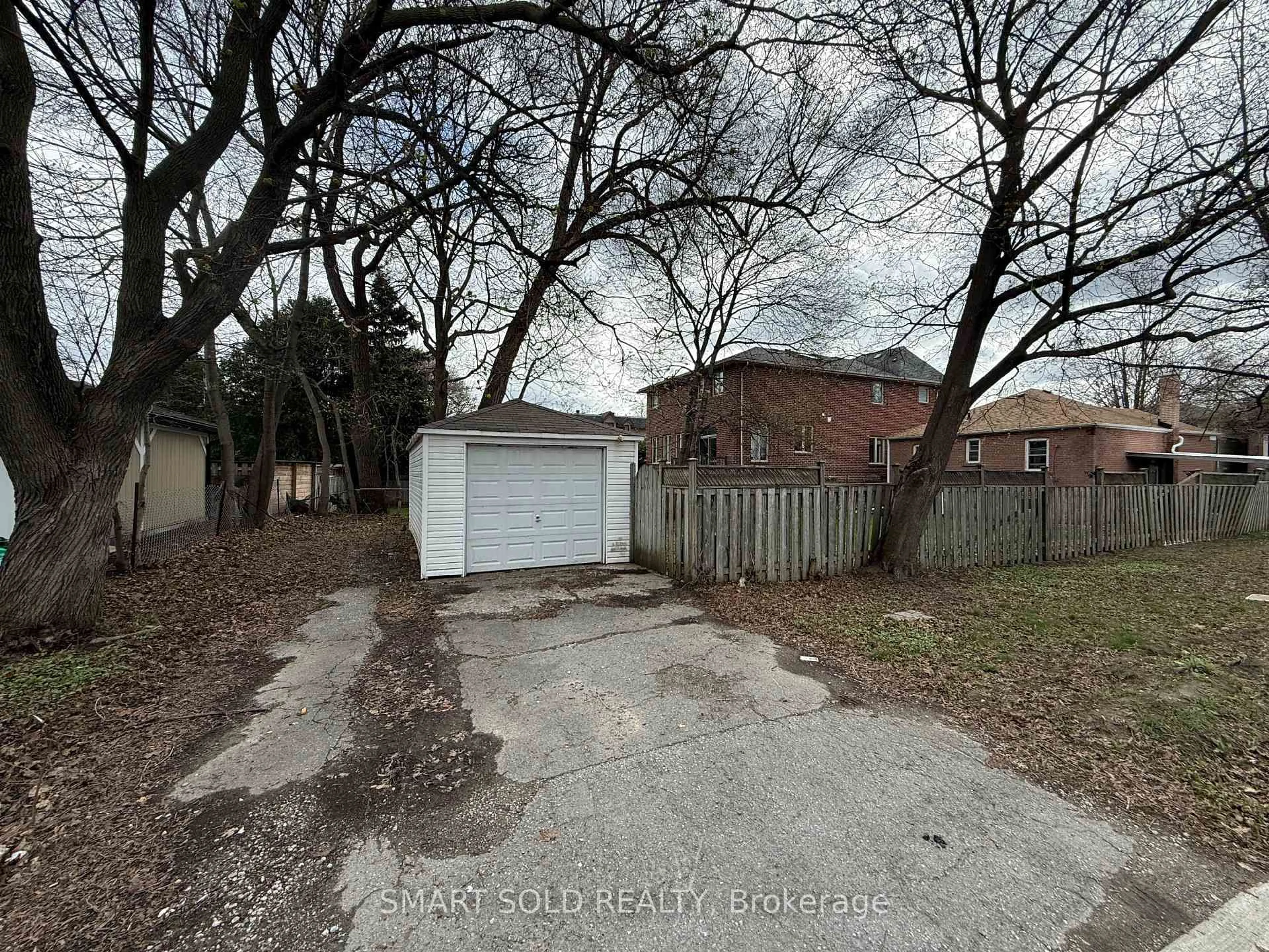 A pic from outside/outdoor area/front of a property/back of a property/a pic from drone, street for 204 Cameron Ave, Toronto Ontario M2N 1E5