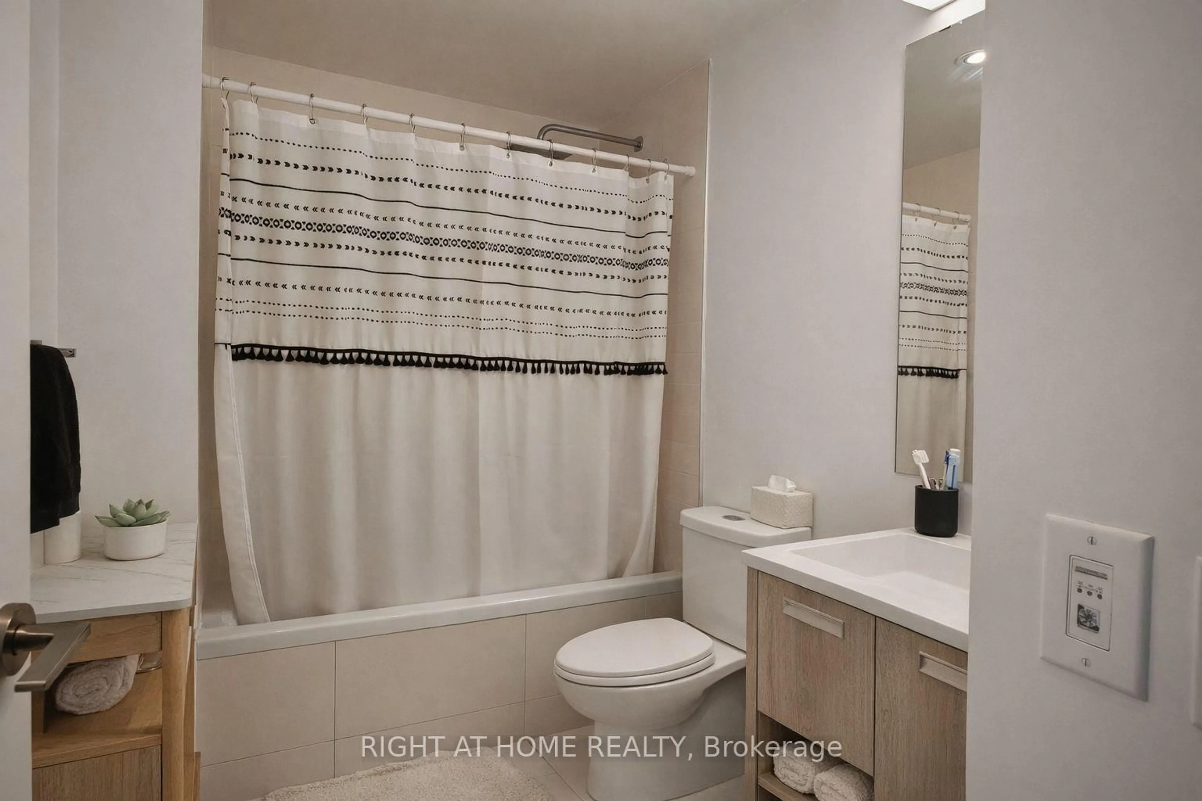 Standard bathroom, ceramic/tile floor for 2A Church St #2108, Toronto Ontario M5E 0E1