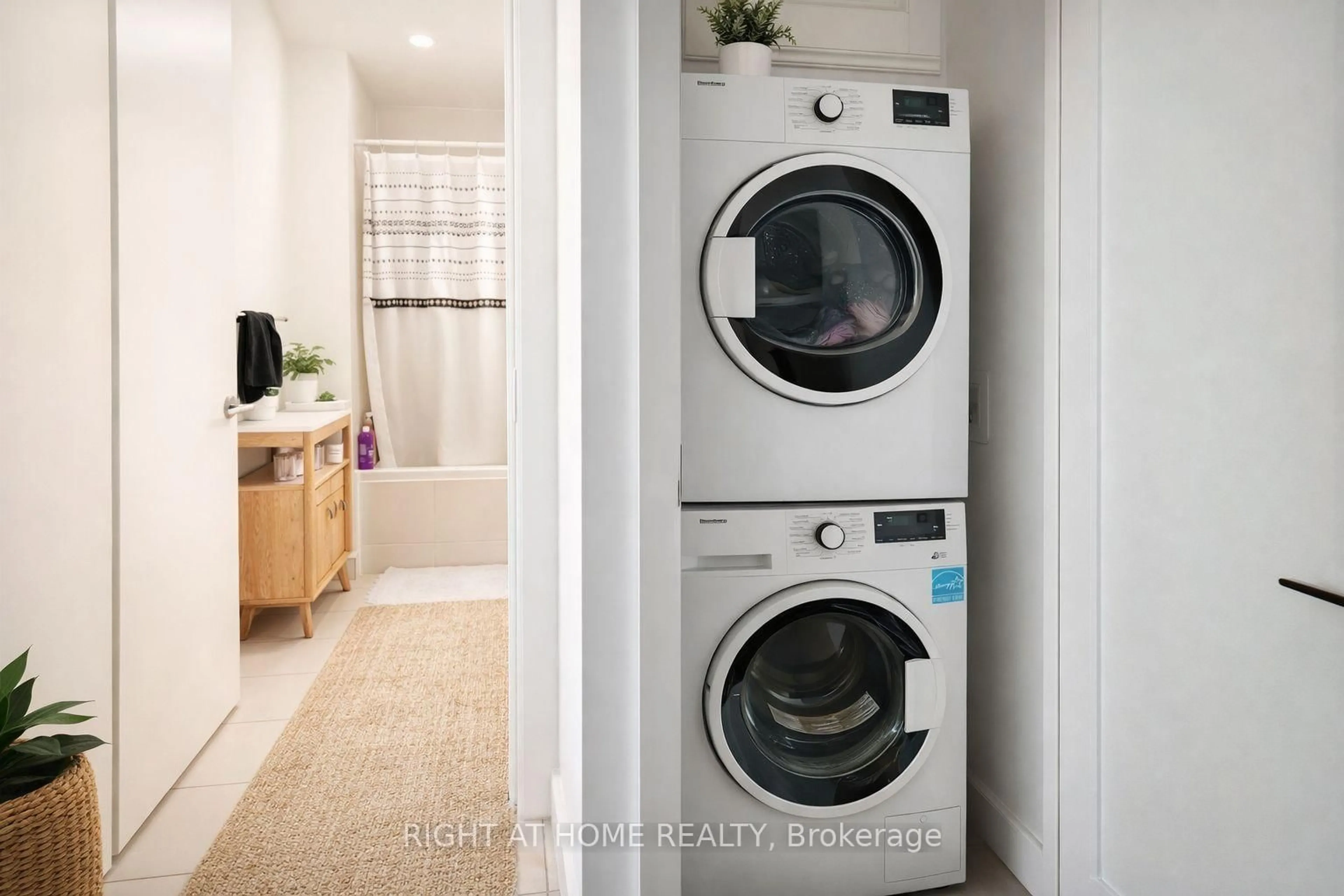 Laundry room for 2A Church St #2108, Toronto Ontario M5E 0E1