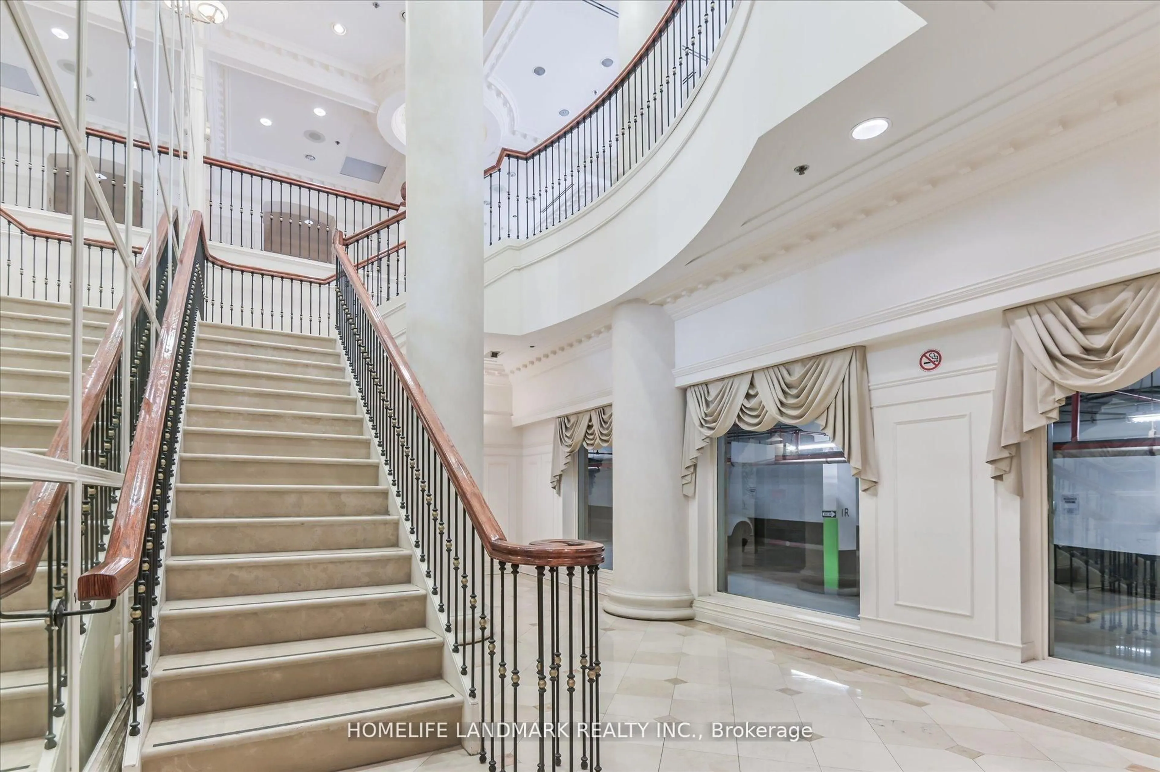 Indoor foyer for 18 Sommerset Way #206, Toronto Ontario M2N 6X5