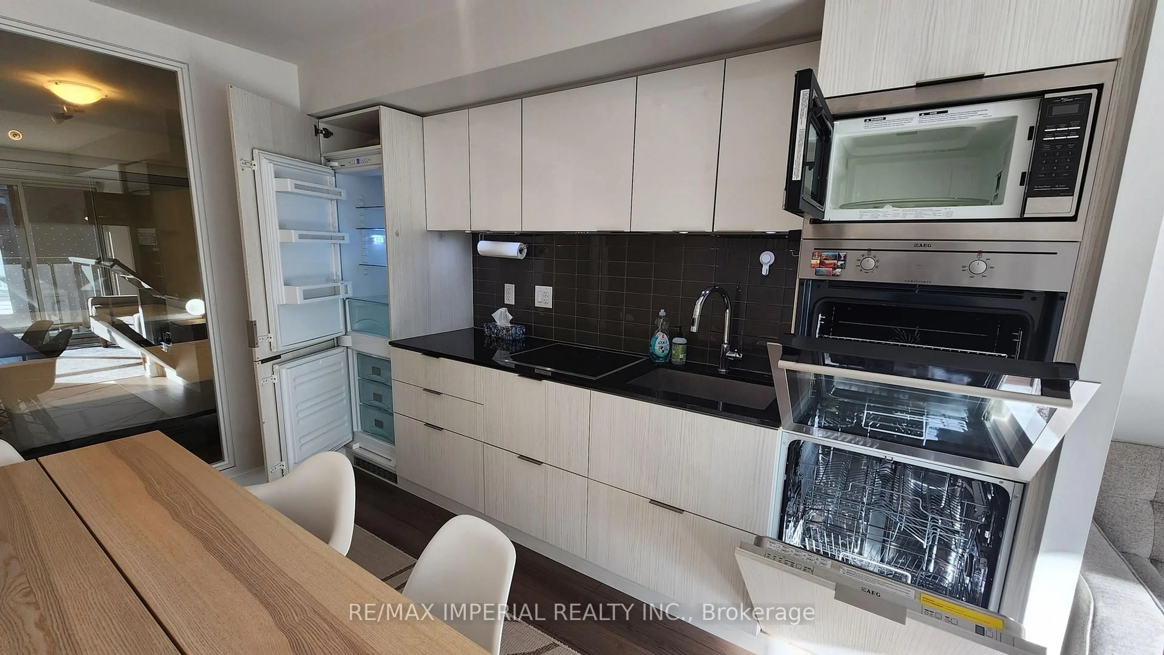 Standard kitchen, unknown for 318 Richmond St #515, Toronto Ontario M5V 0B4