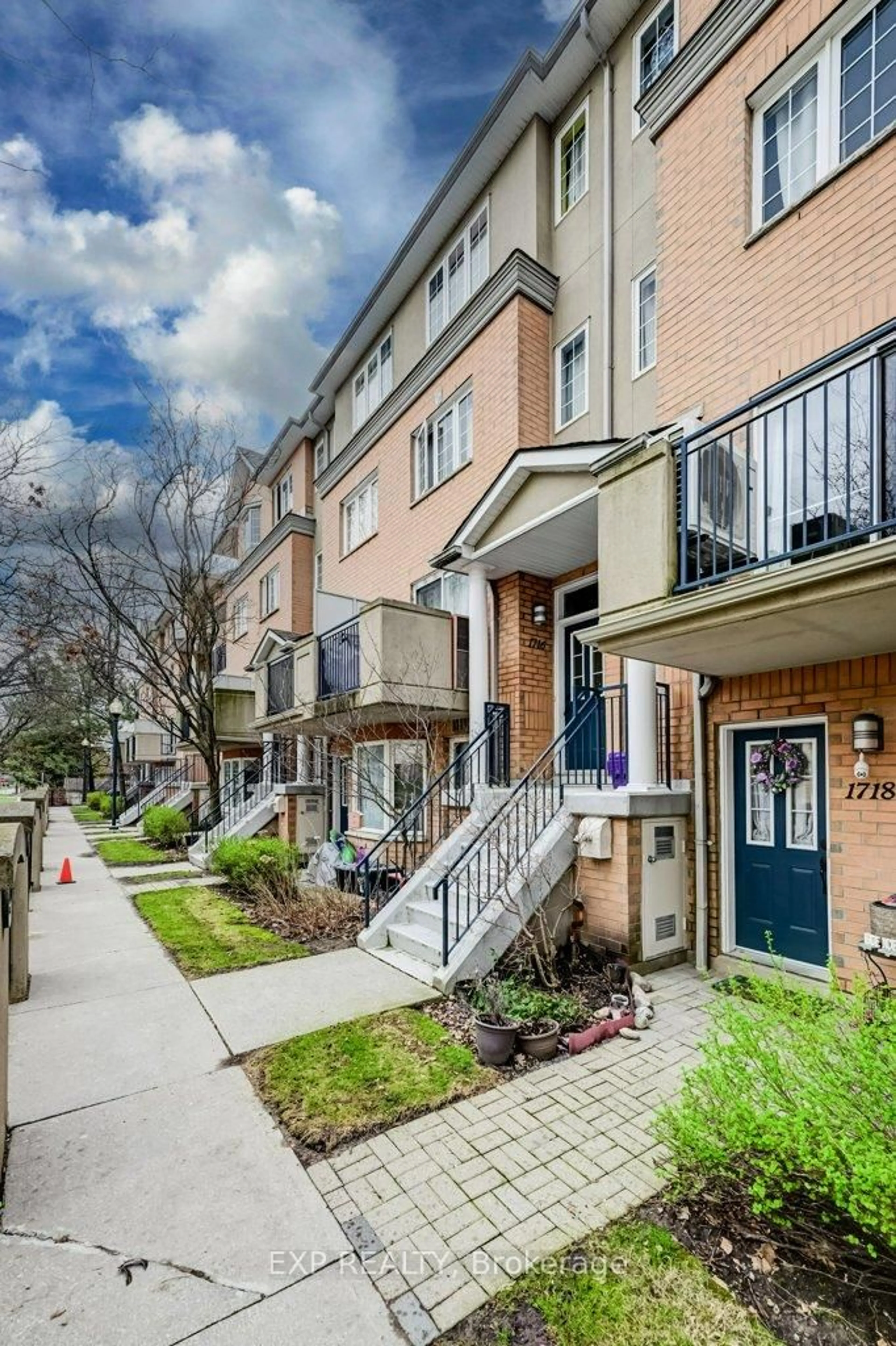 Patio, street for 28 Sommerset Way #1716, Toronto Ontario M2N 6W7
