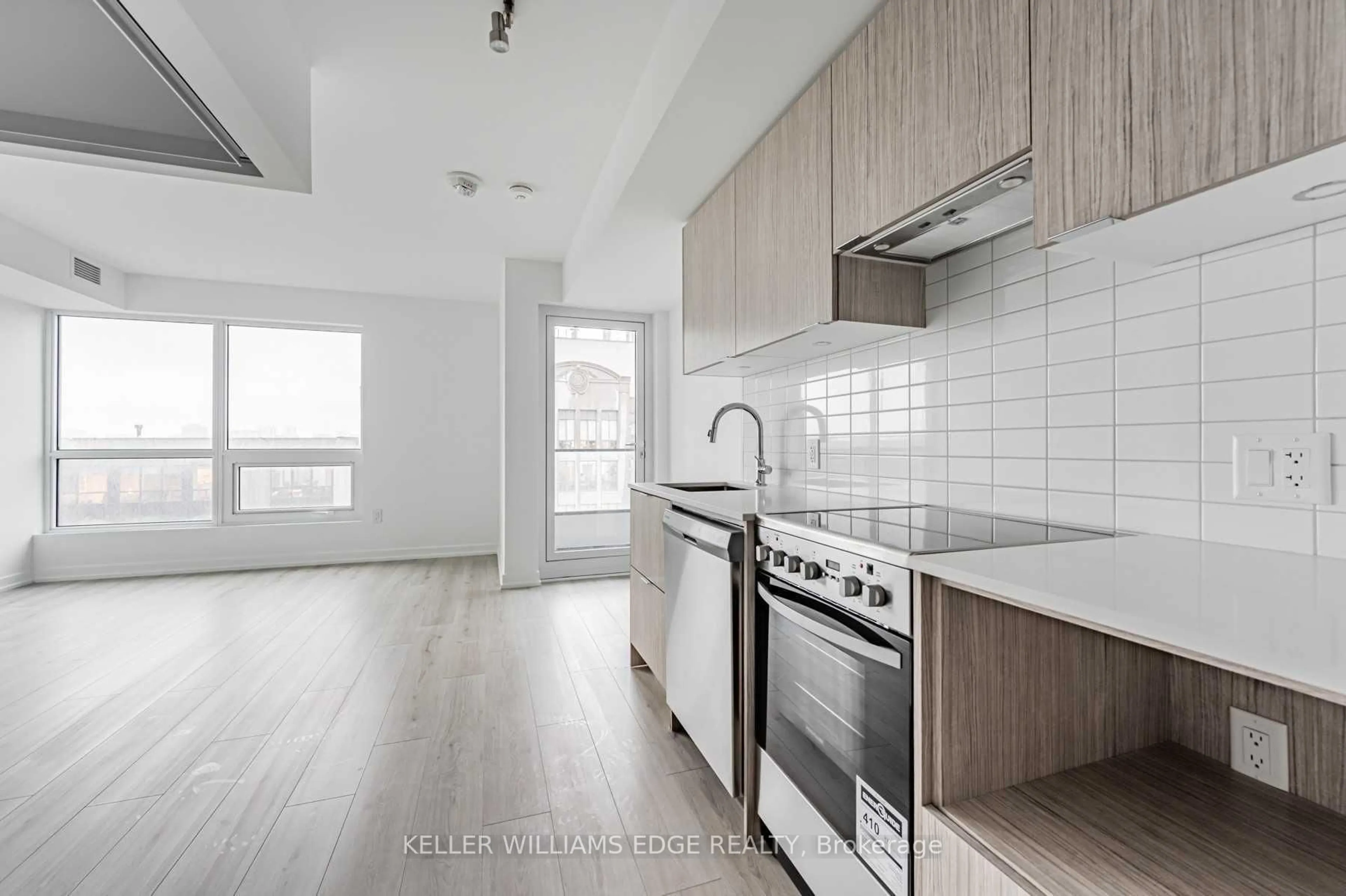 Standard kitchen, wood/laminate floor for 395 Bloor St #1307, Toronto Ontario M4W 0B4