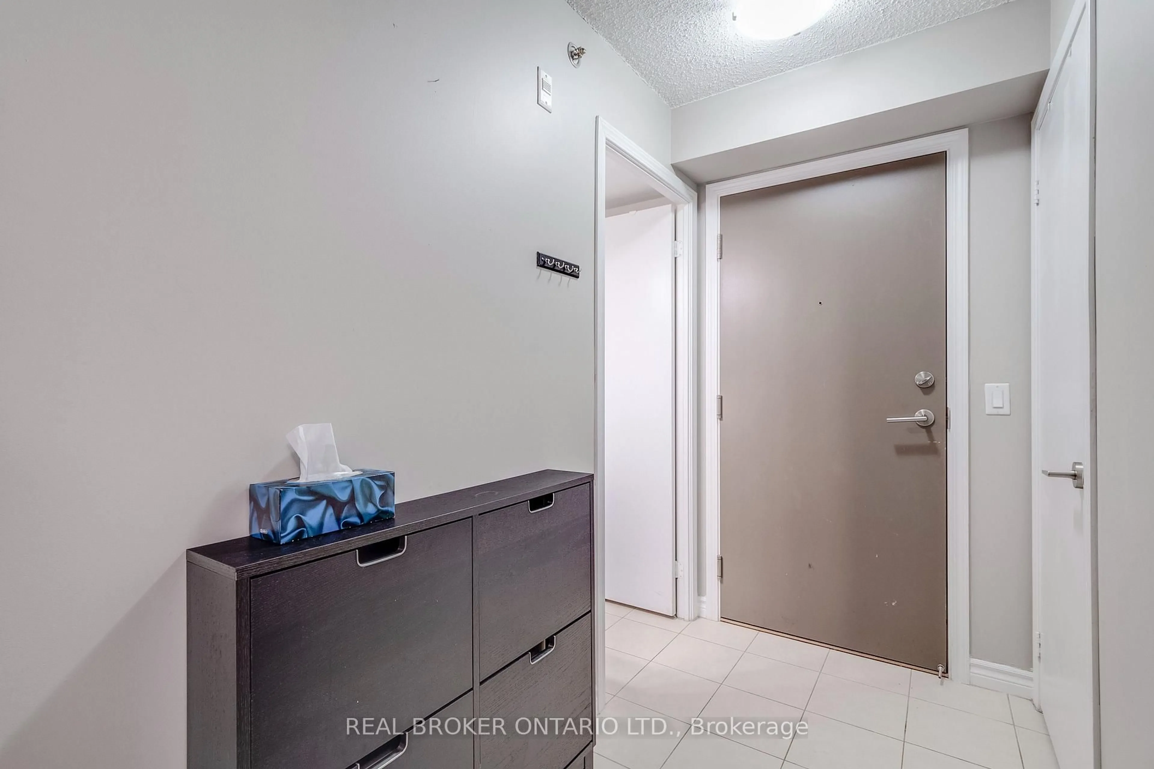 Indoor foyer for 35 Saranac Blvd #225, Toronto Ontario M6A 2G4