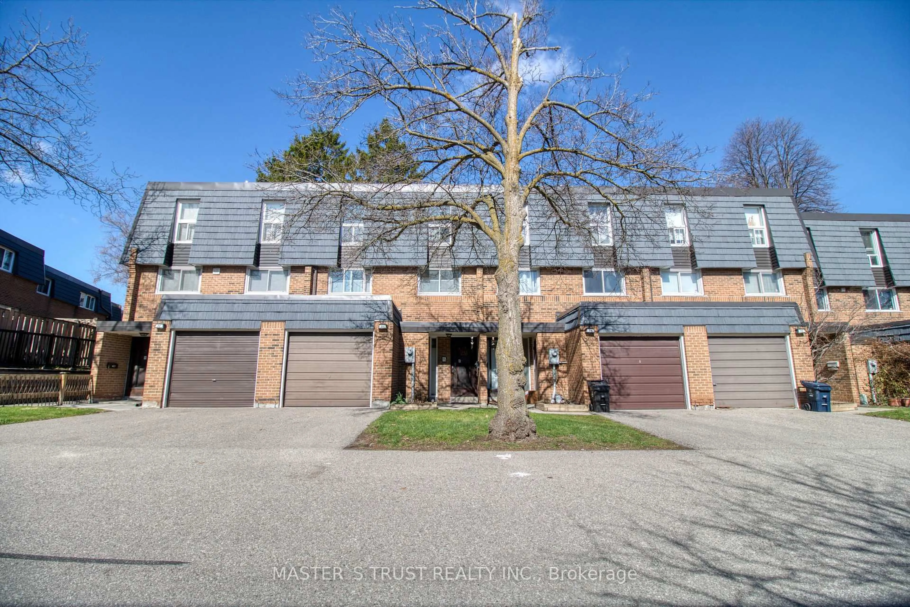A pic from outside/outdoor area/front of a property/back of a property/a pic from drone, street for 20 Sego Royalway, Toronto Ontario M2H 1L4