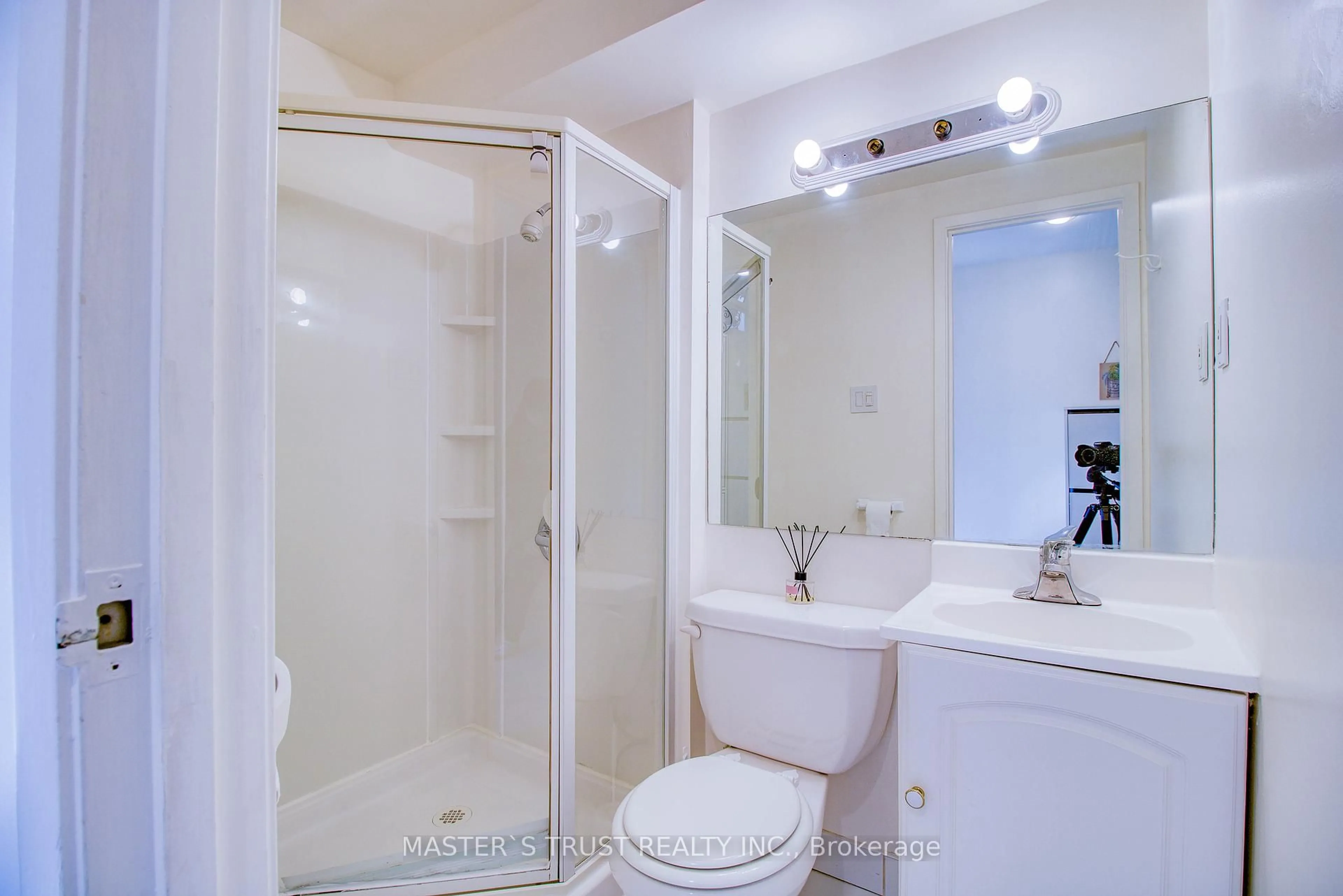 Standard bathroom, unknown for 20 Sego Royalway, Toronto Ontario M2H 1L4