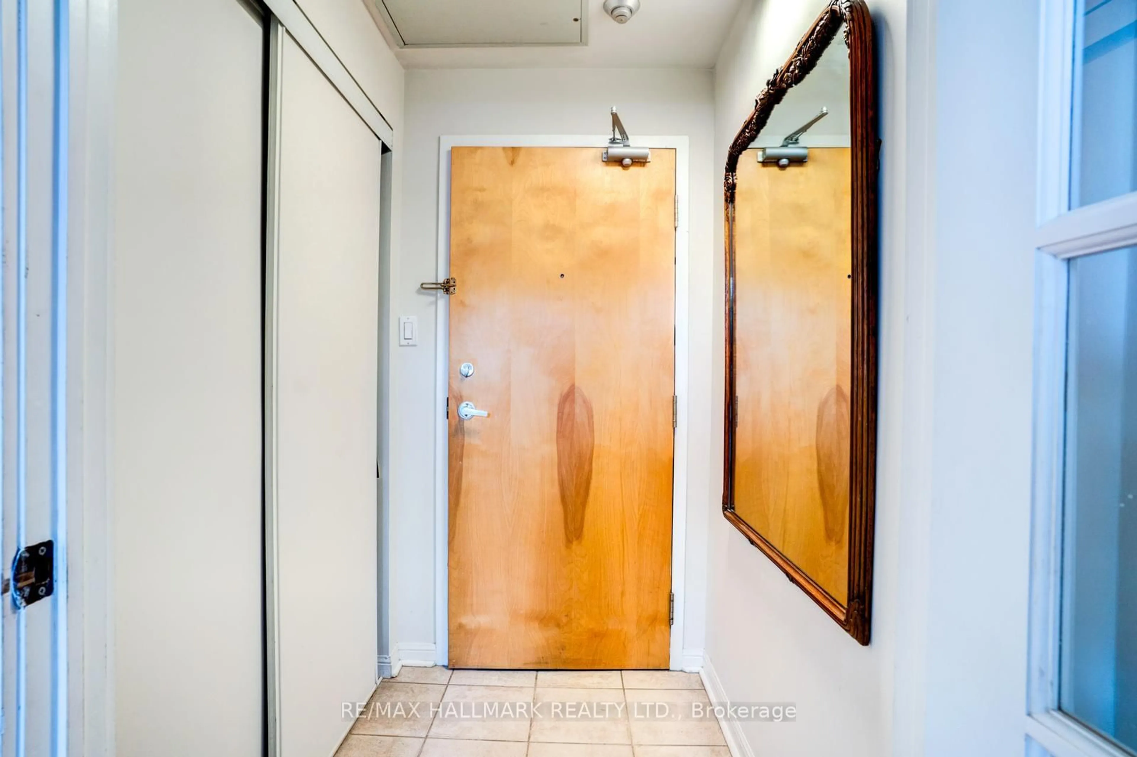 Indoor foyer for 550 Front St #433, Toronto Ontario M5V 3N5